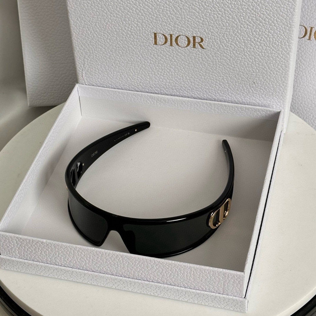 Dior winter25 VeryDiorM1U Sunglasses view 1