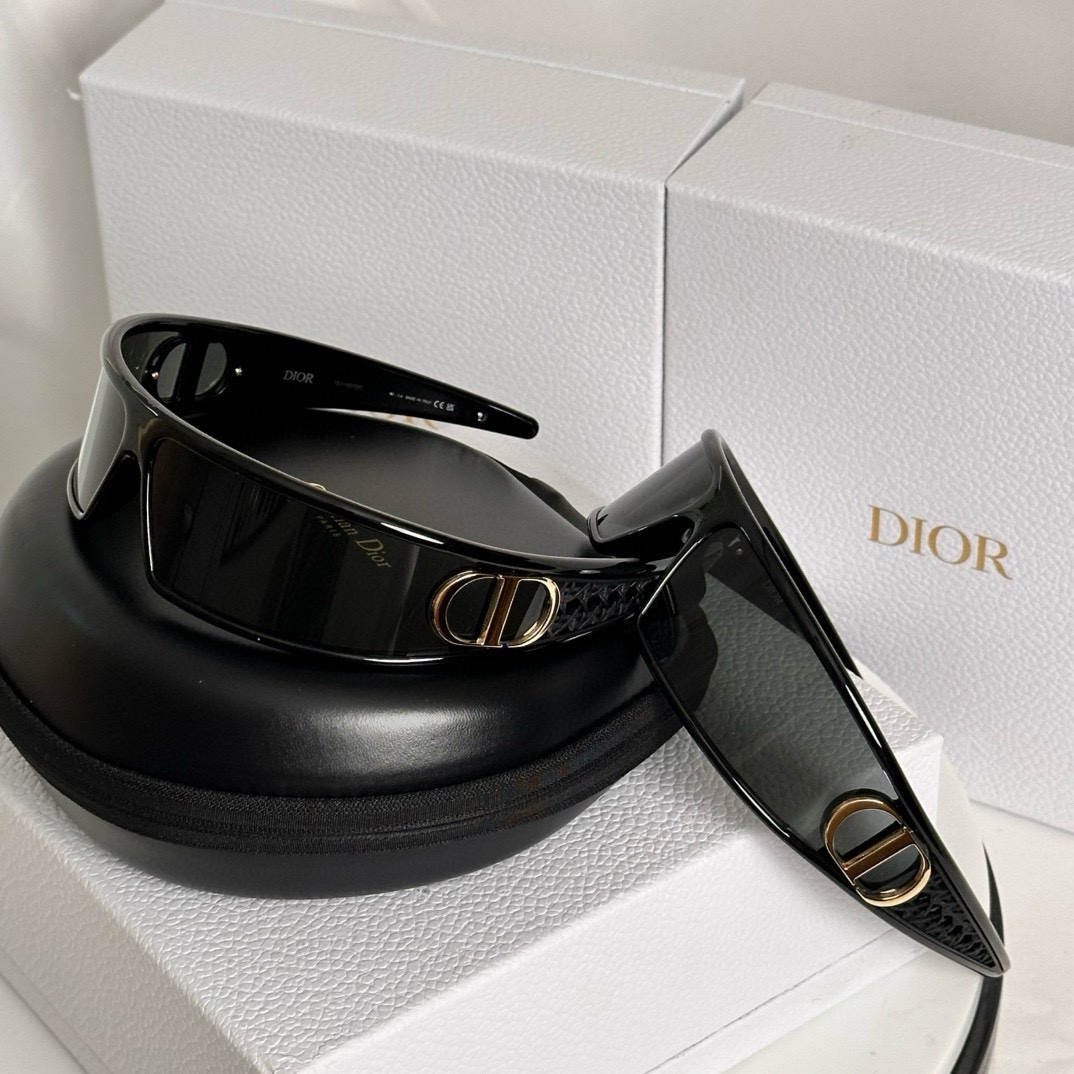 Dior winter25 VeryDiorM1U Sunglasses view 2