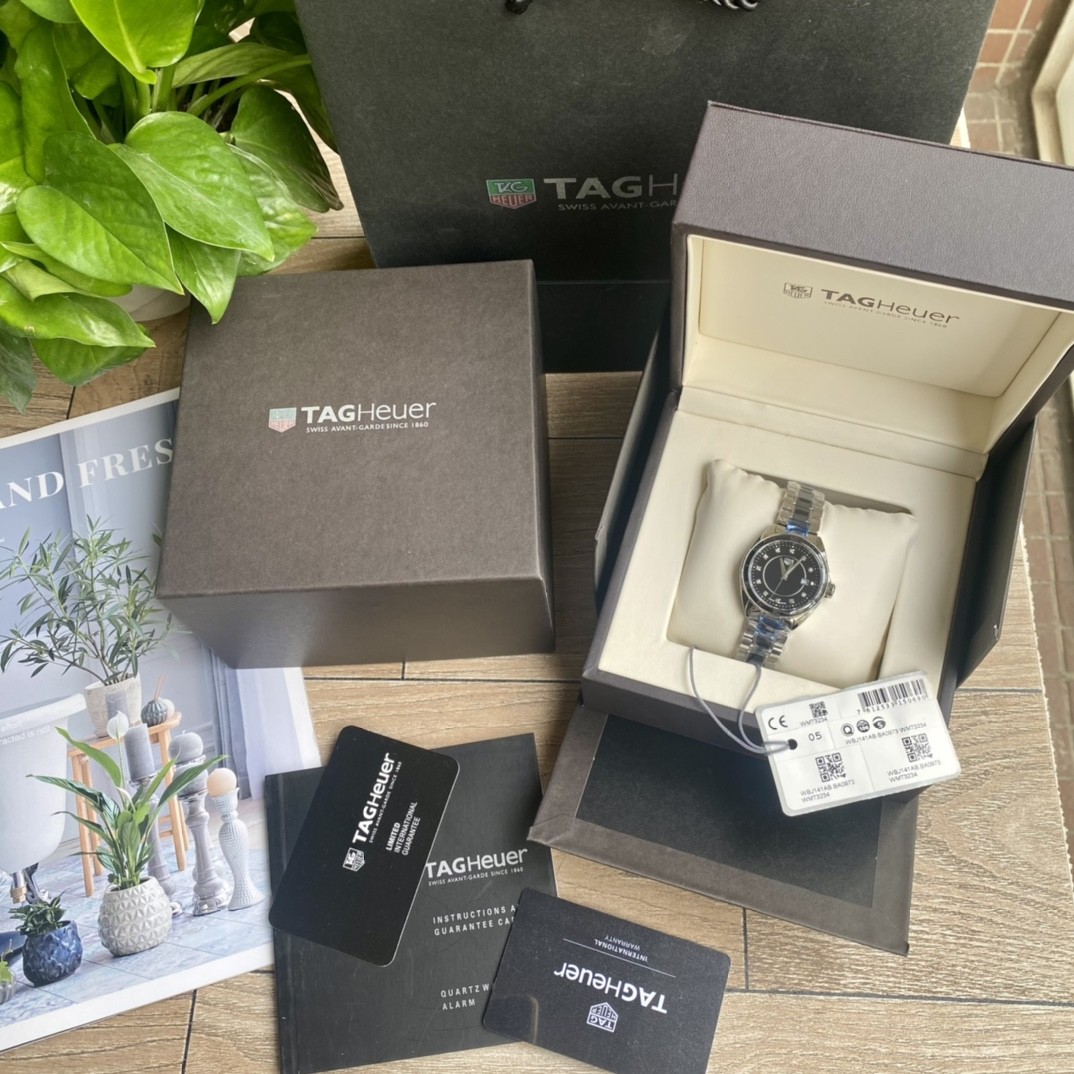 TAG Heuer Aquaracer Ceramic Quartz 33mm Watch view 2