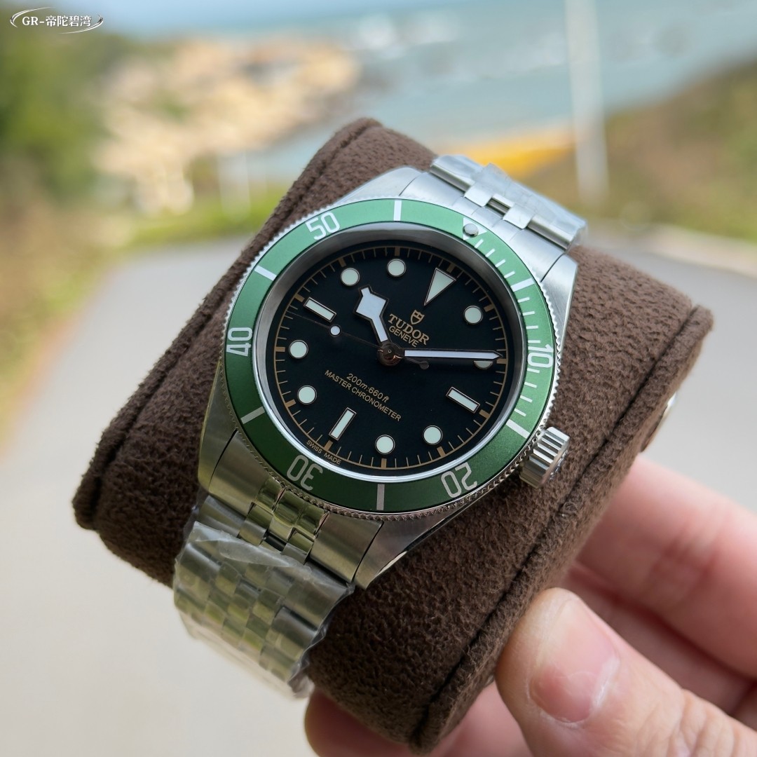 Rolex Submariner Watch view 4