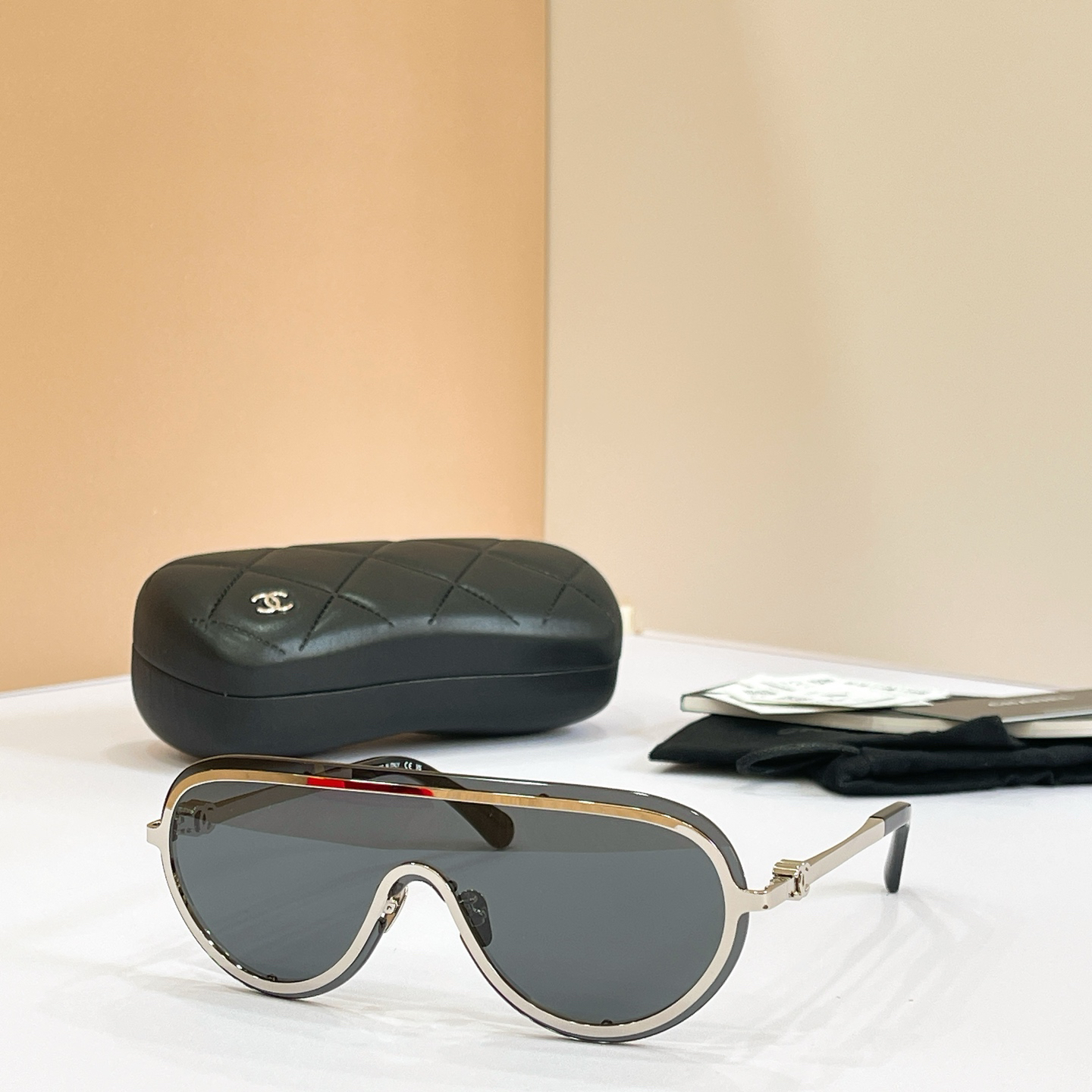 CHANE EL:2551 Size 142 Sunglasses view 3