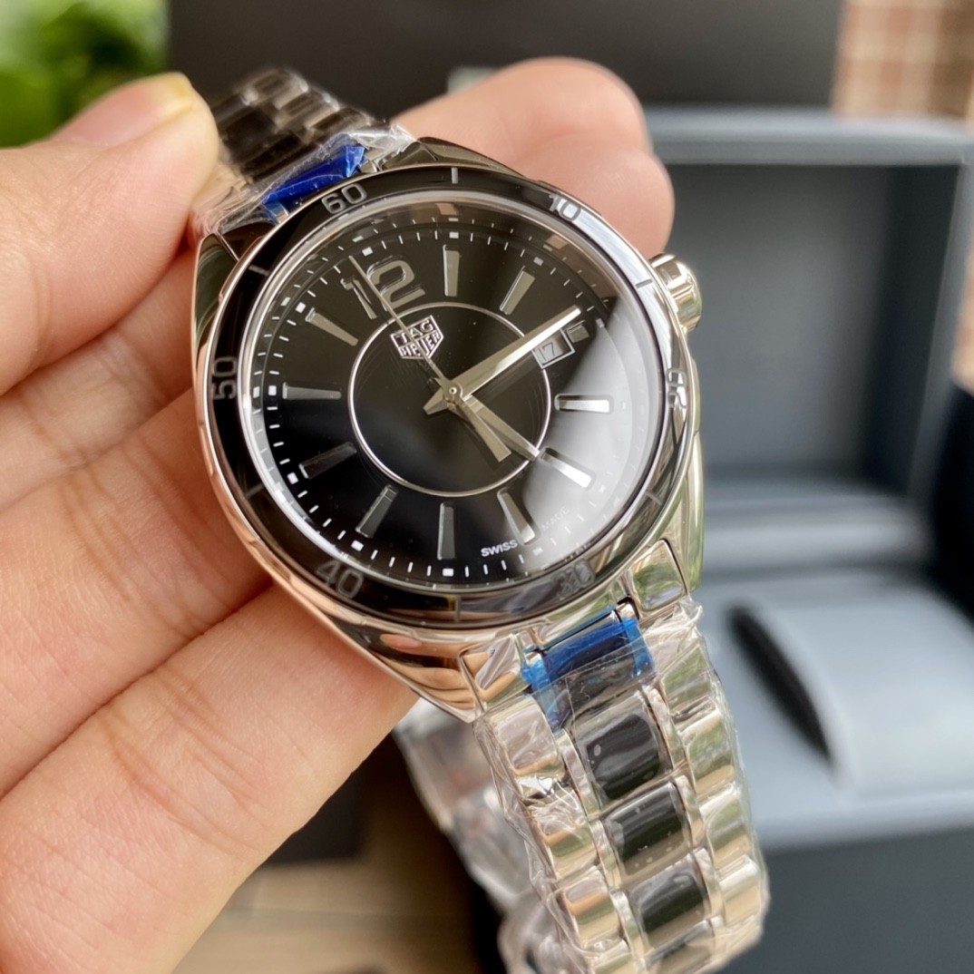 TAG Heuer Aquaracer Ceramic Quartz 32mm Watch view 2
