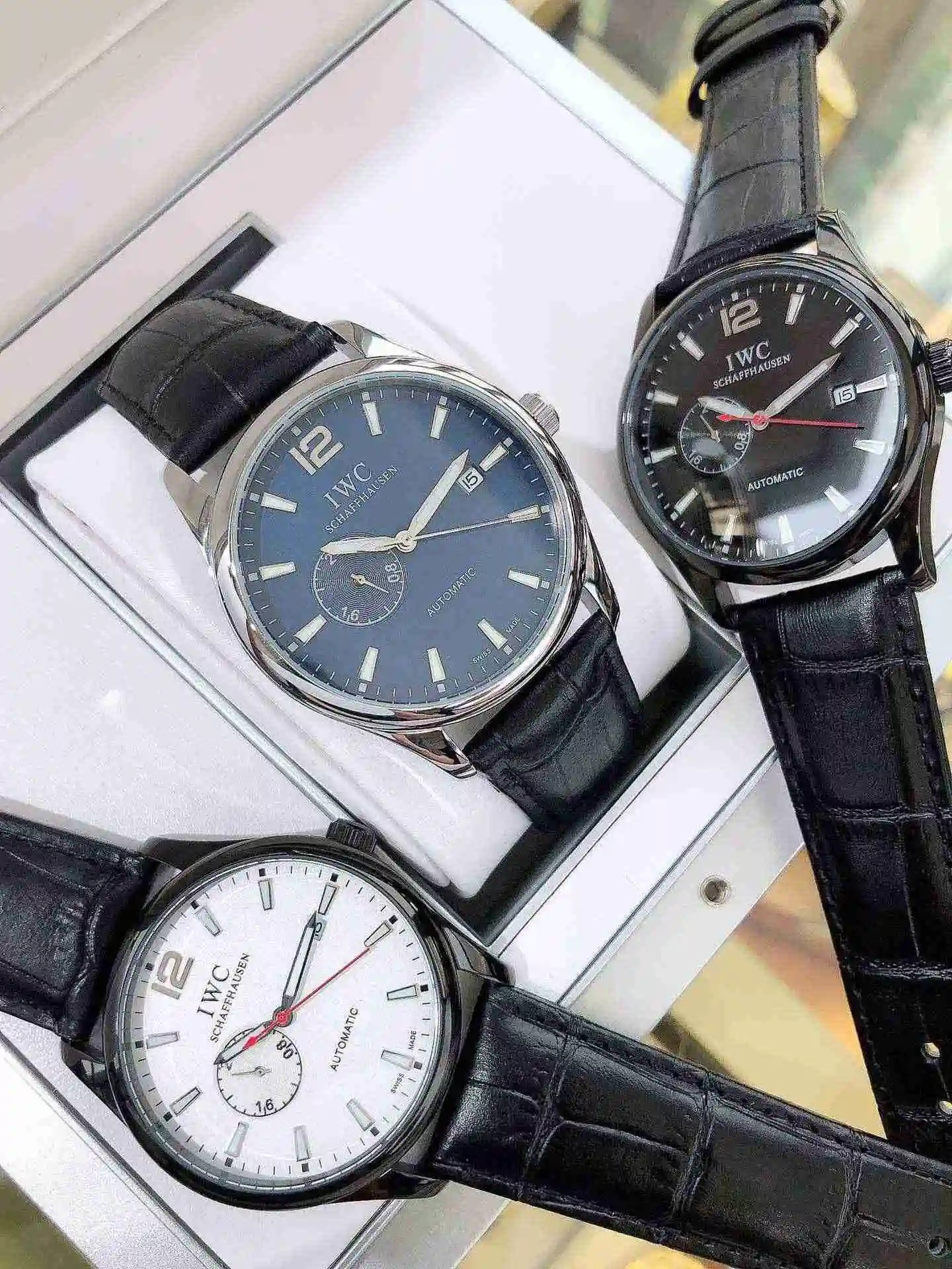 General Watches Universal White 480 Gold Black 500 Watch view 3