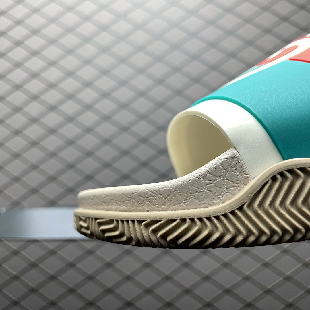 Gucci Slippers Beige Red Blue detail view 1