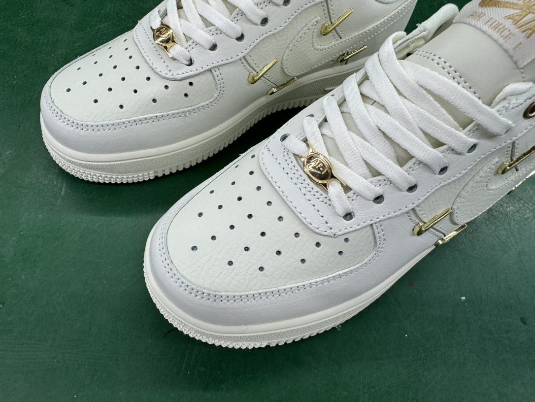 Nike Air Force 1 Sneakers Cream detail view 1