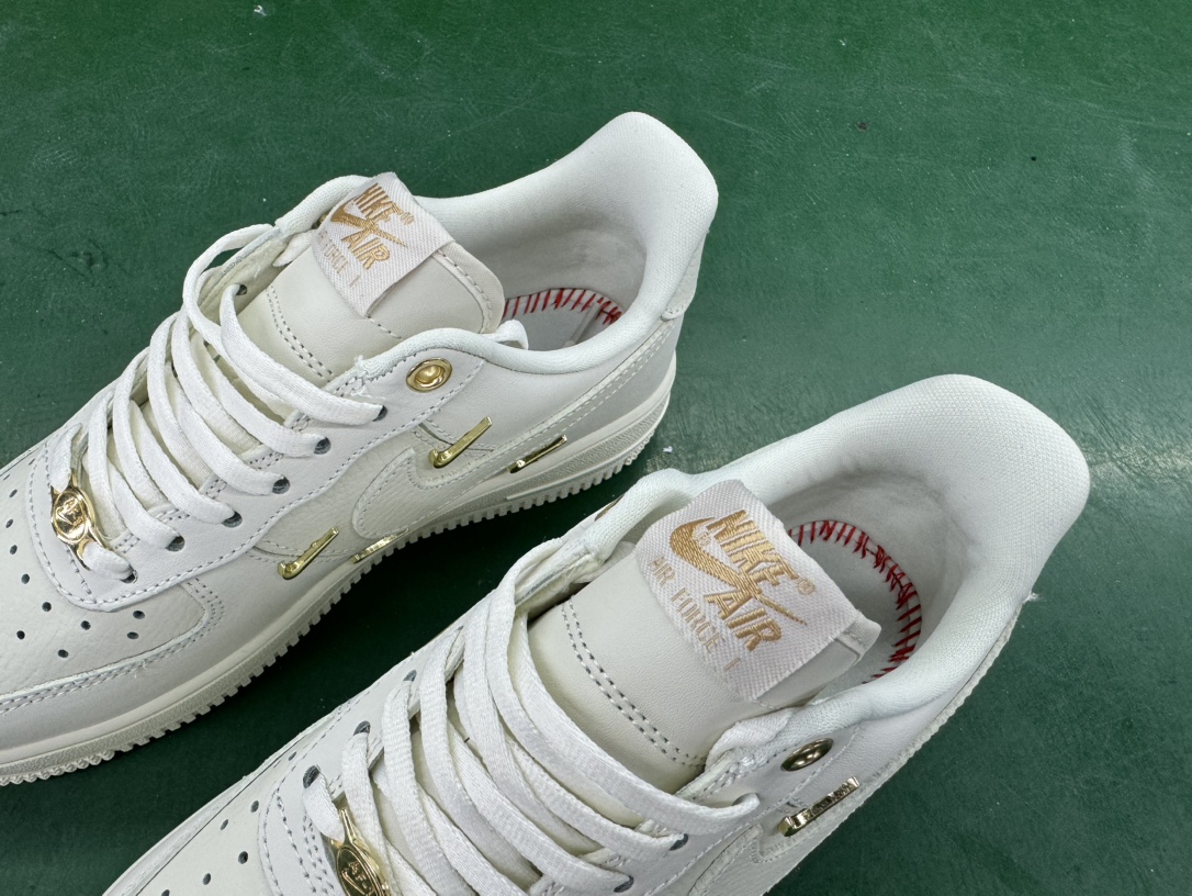 Nike Air Force 1 Sneakers Cream detail view 2