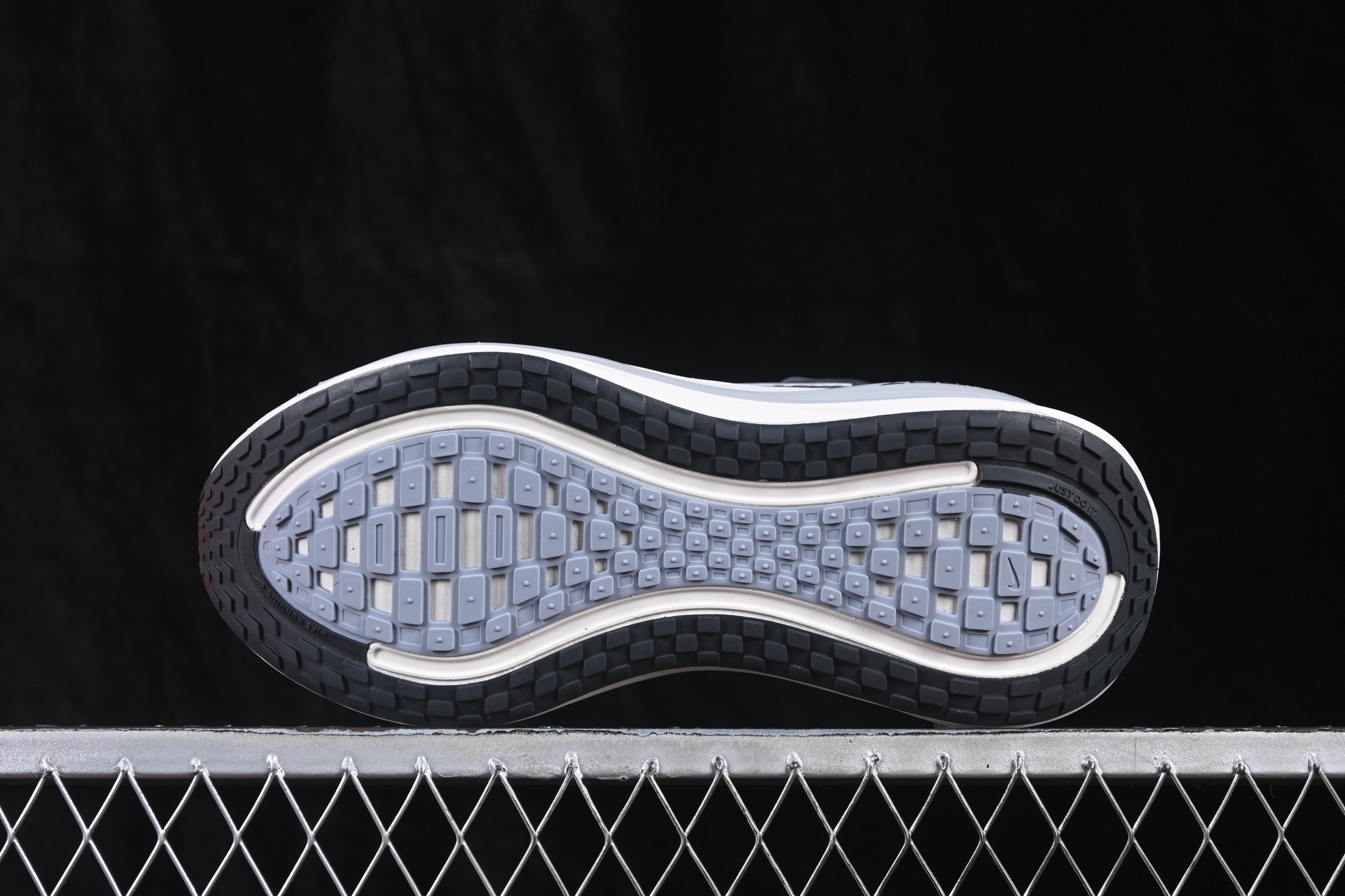 Nike HV8150-008 Running Shoes detail view 2