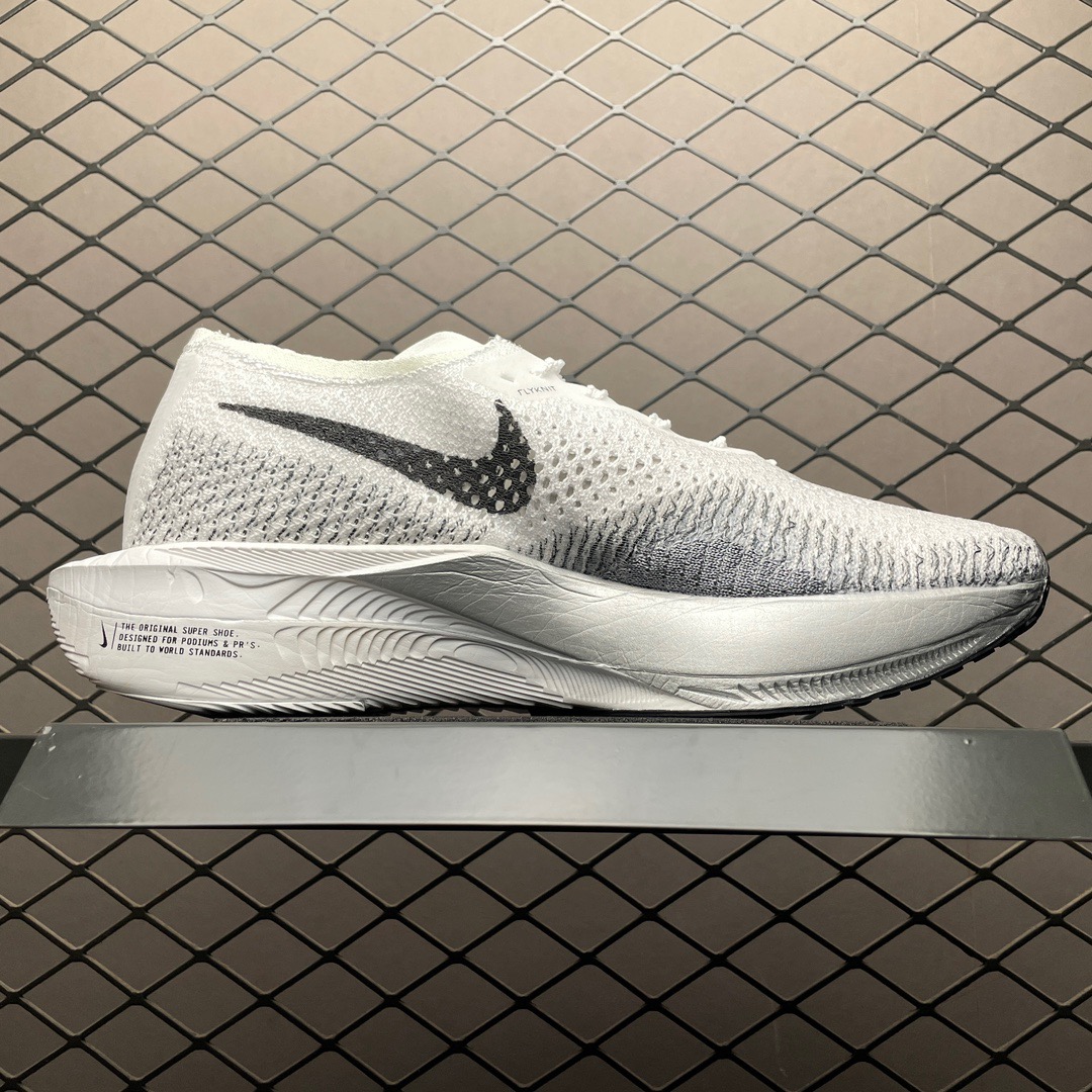Nike DV4129-100 Sneakers detail view 2