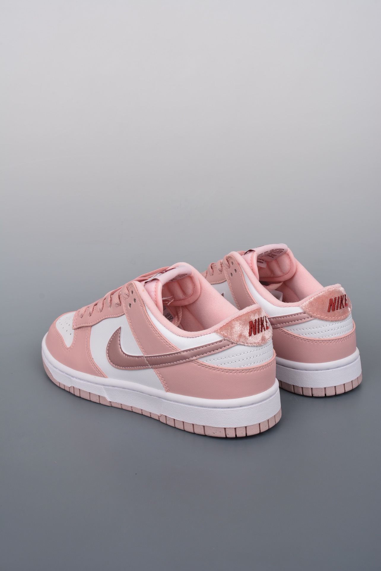 Nike Dunk Sneakers Pink detail view 1