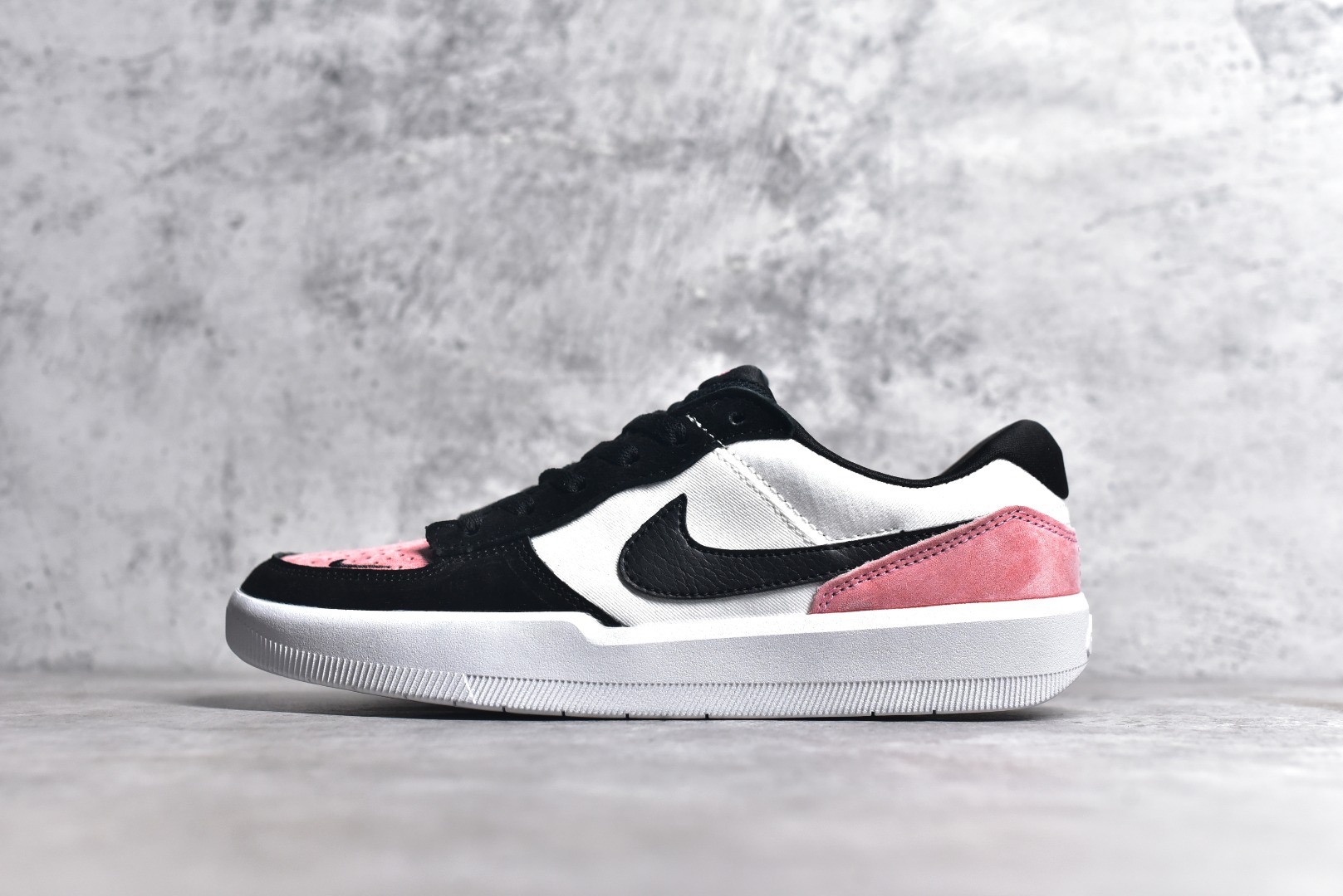 Nike SB Force 58 Sneakers Black and White main view