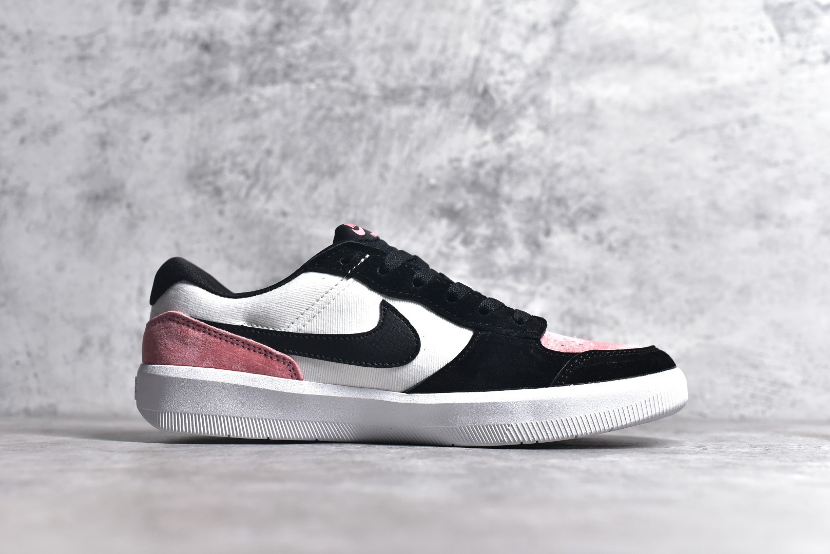 Nike SB Force 58 Sneakers Black and White detail view 2