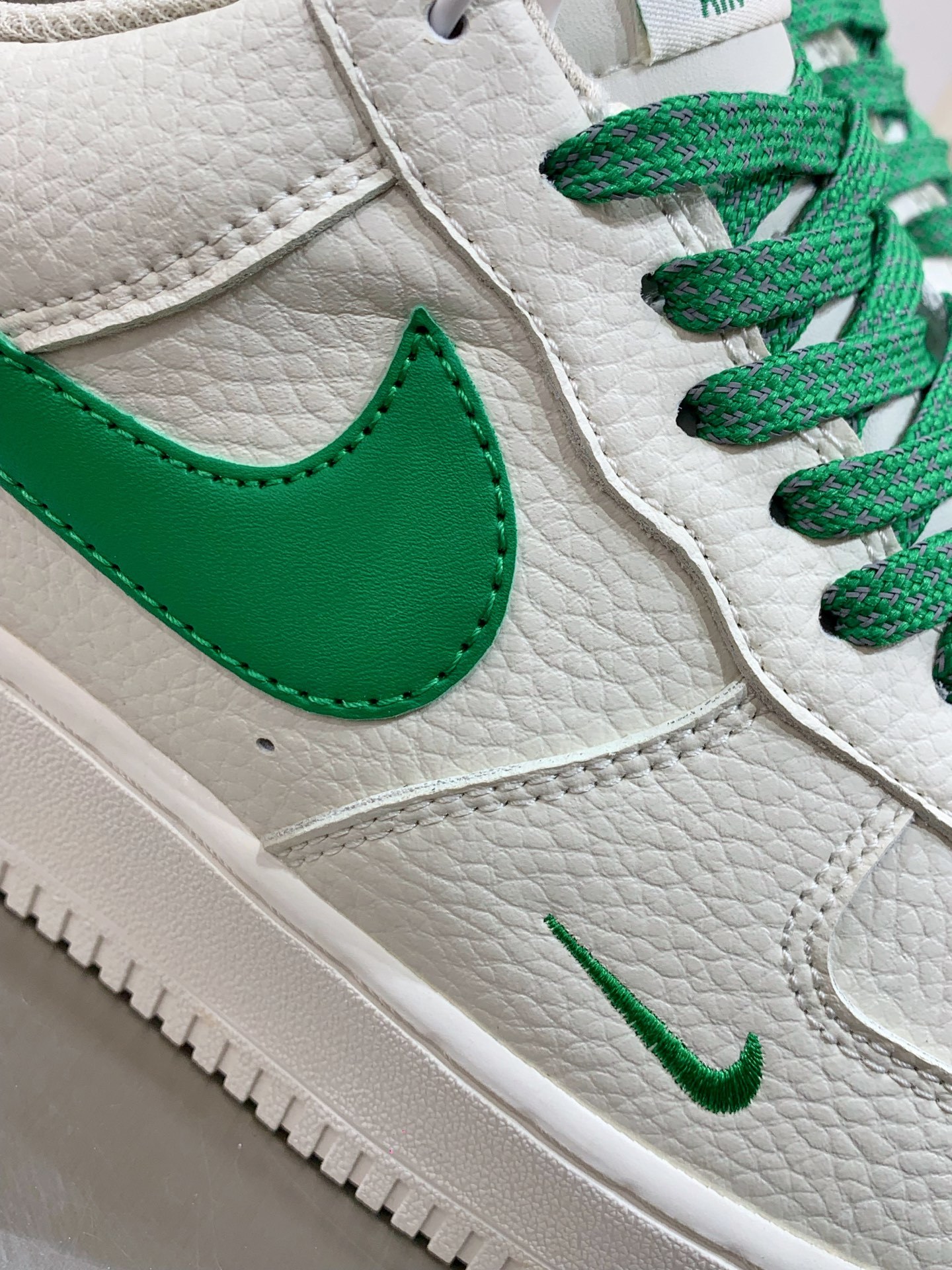 Nike Air Force 1 Low White / Grey detail view 1