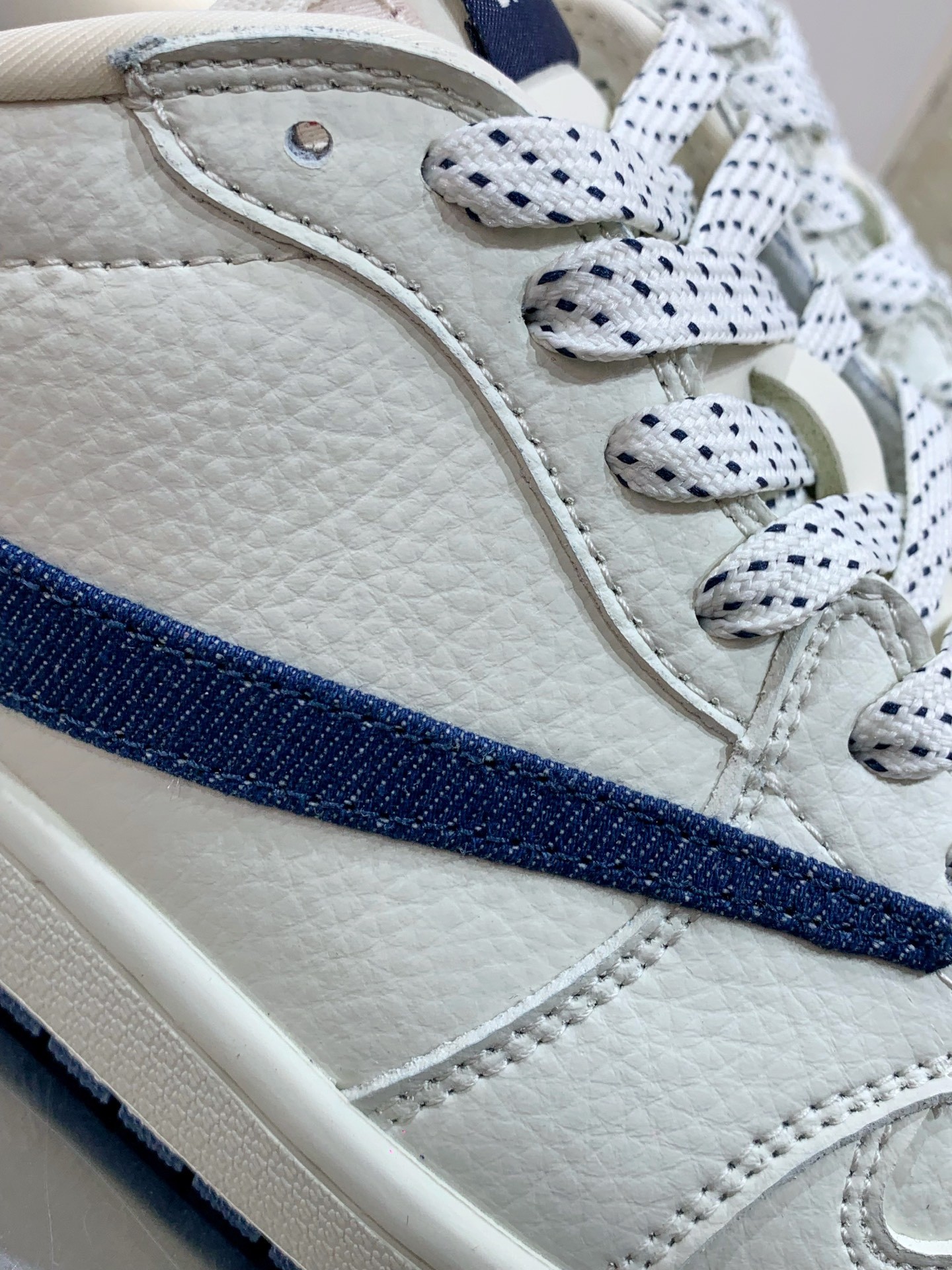 Nike Air Force 1 Low White / Grey detail view 1