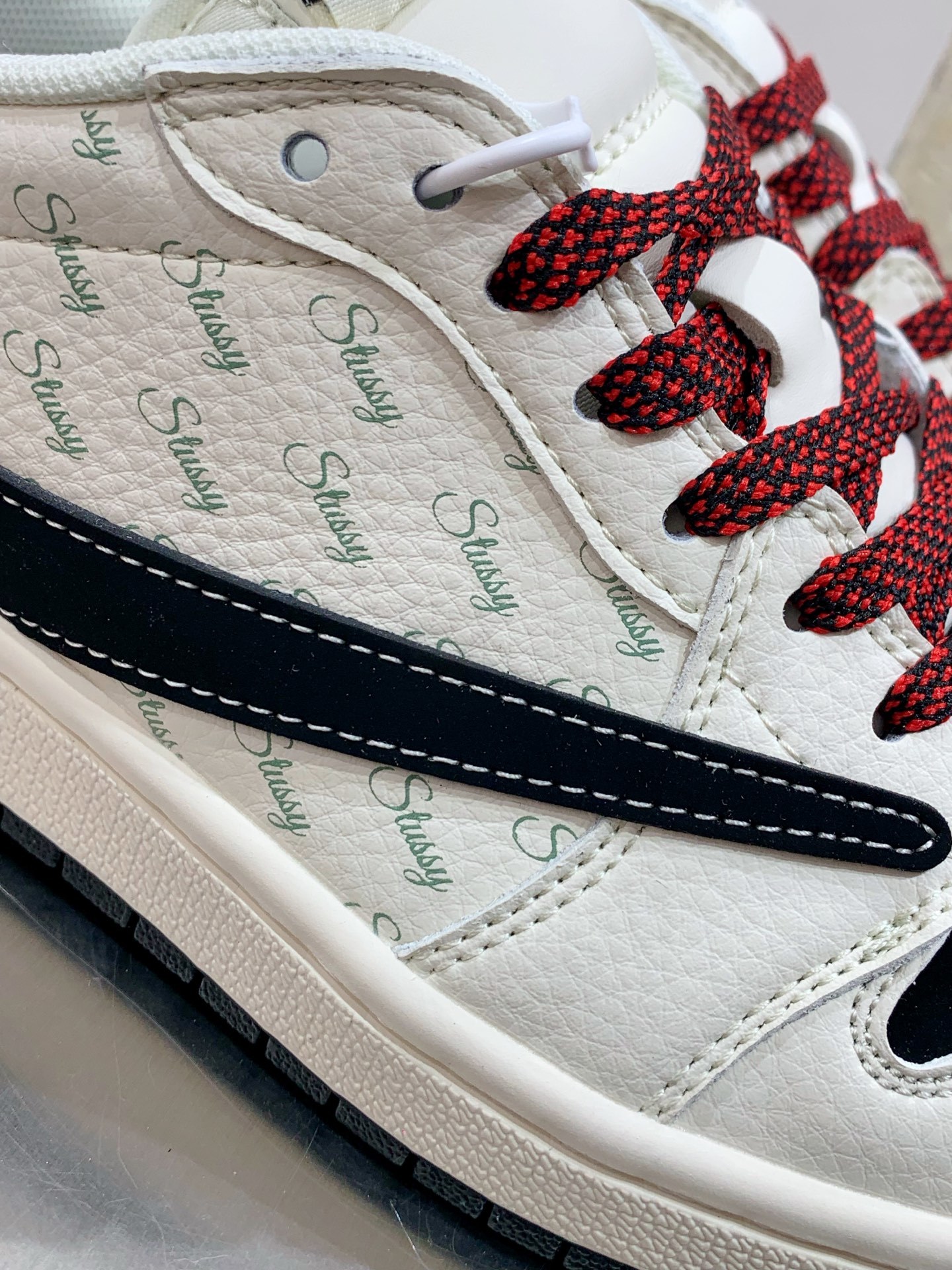 Nike Air Force 1 Low White / Black detail view 1