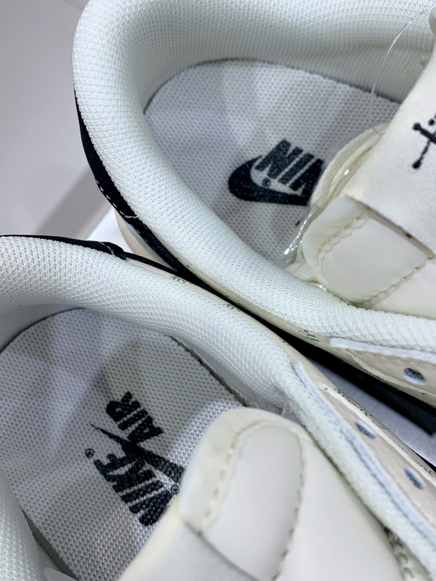 Nike Air Force 1 Low White / Black detail view 2