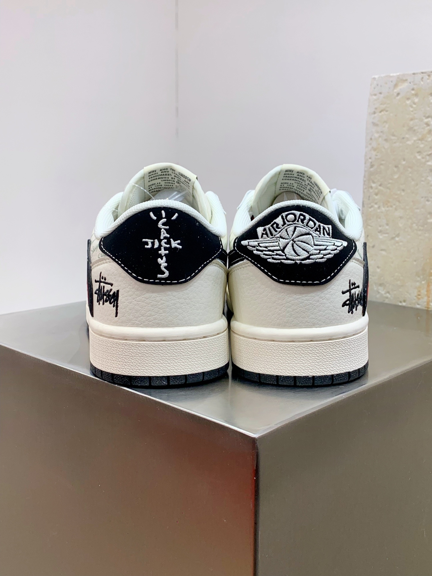 Nike Air Force 1 Low White / Black detail view 3