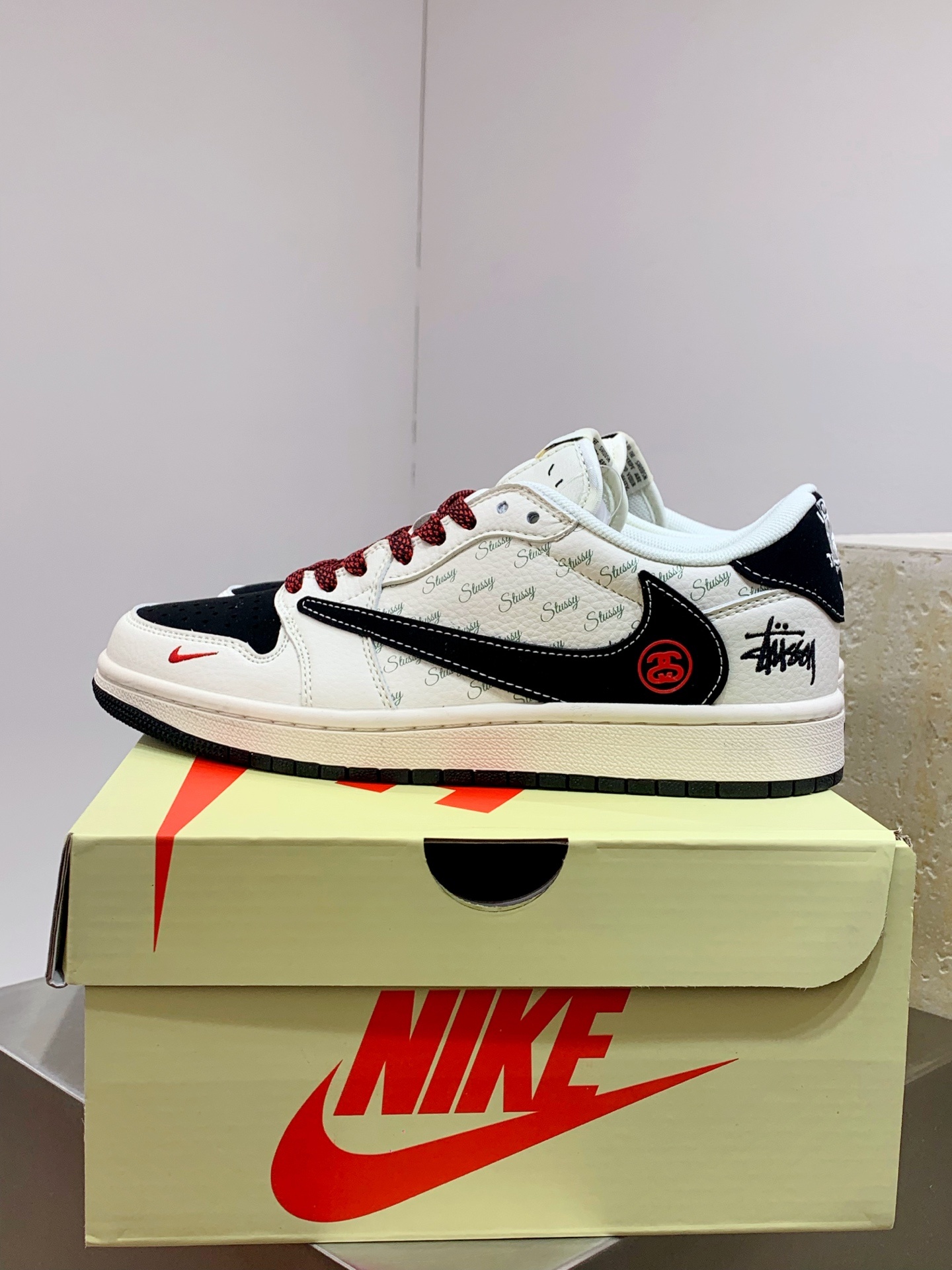 Nike Air Force 1 Low White / Black detail view 4