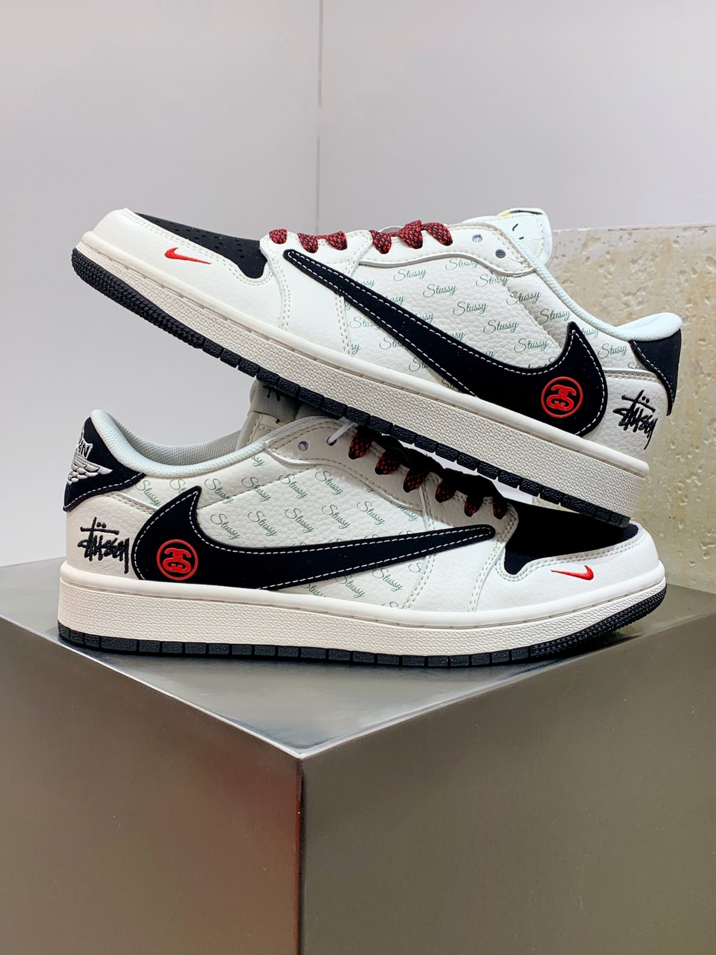 Nike Air Force 1 Low White / Black detail view 5