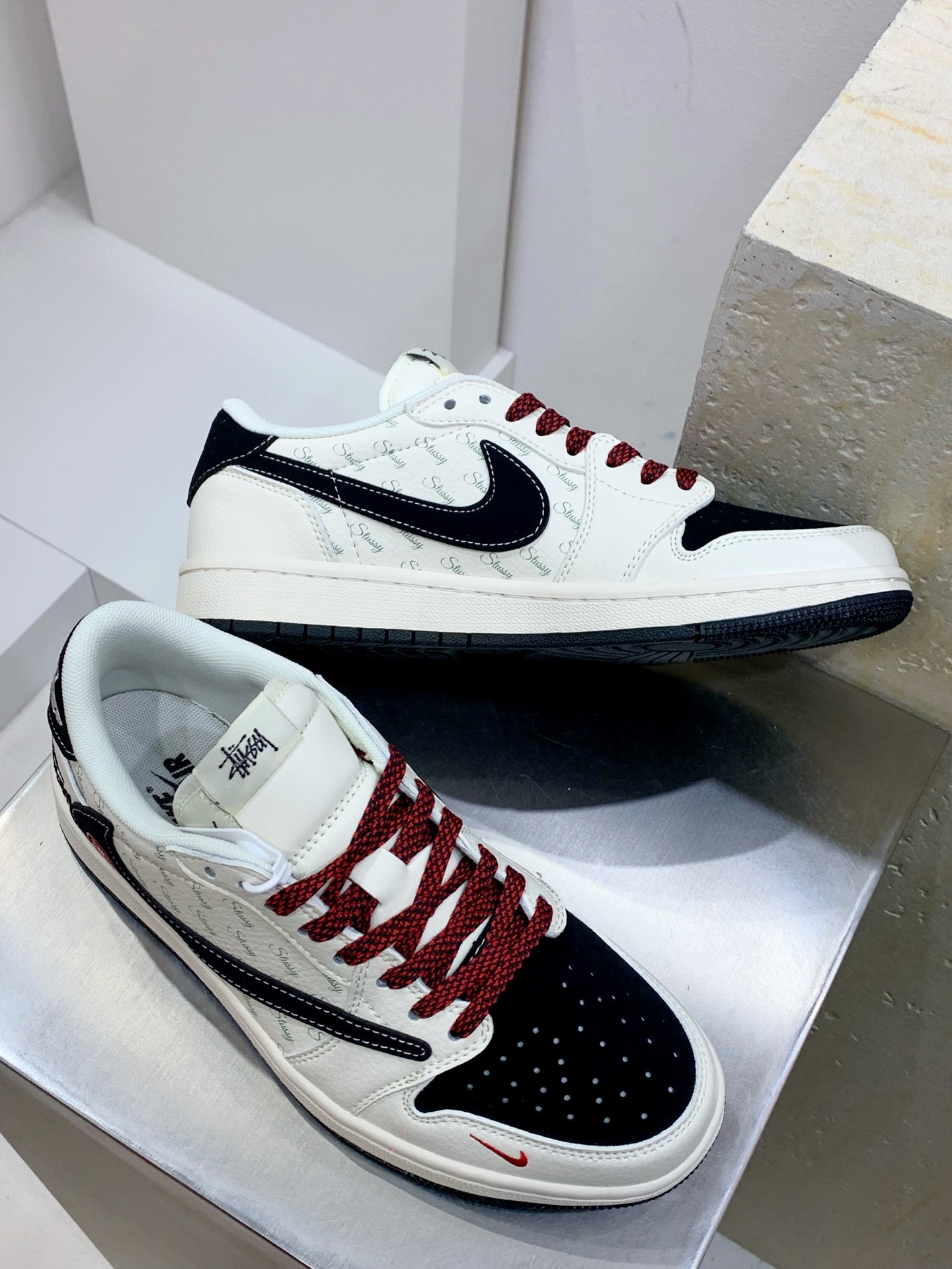 Nike Air Force 1 Low White / Black detail view 7