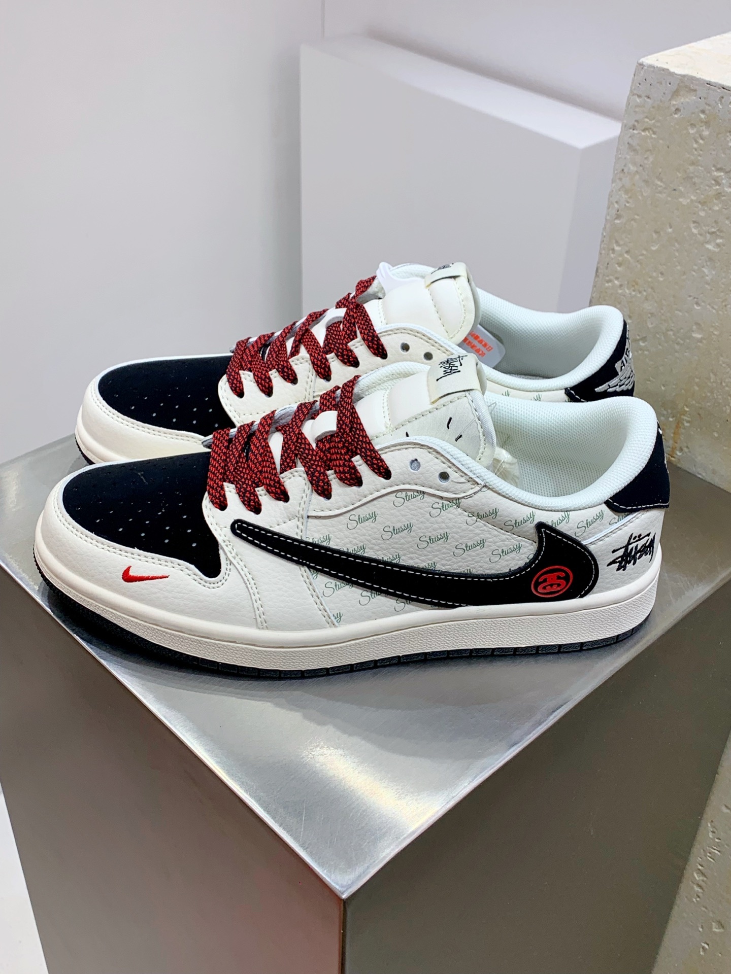 Nike Air Force 1 Low White / Black detail view 8