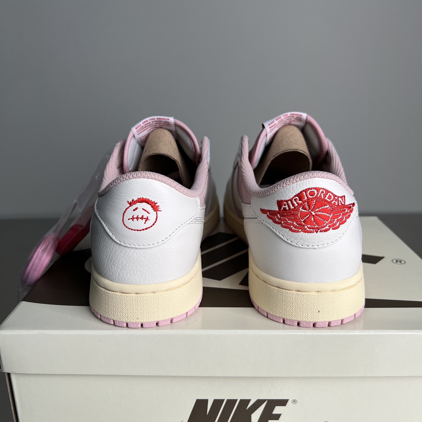 Nike Air Force 1 Low Grey / White detail view 1
