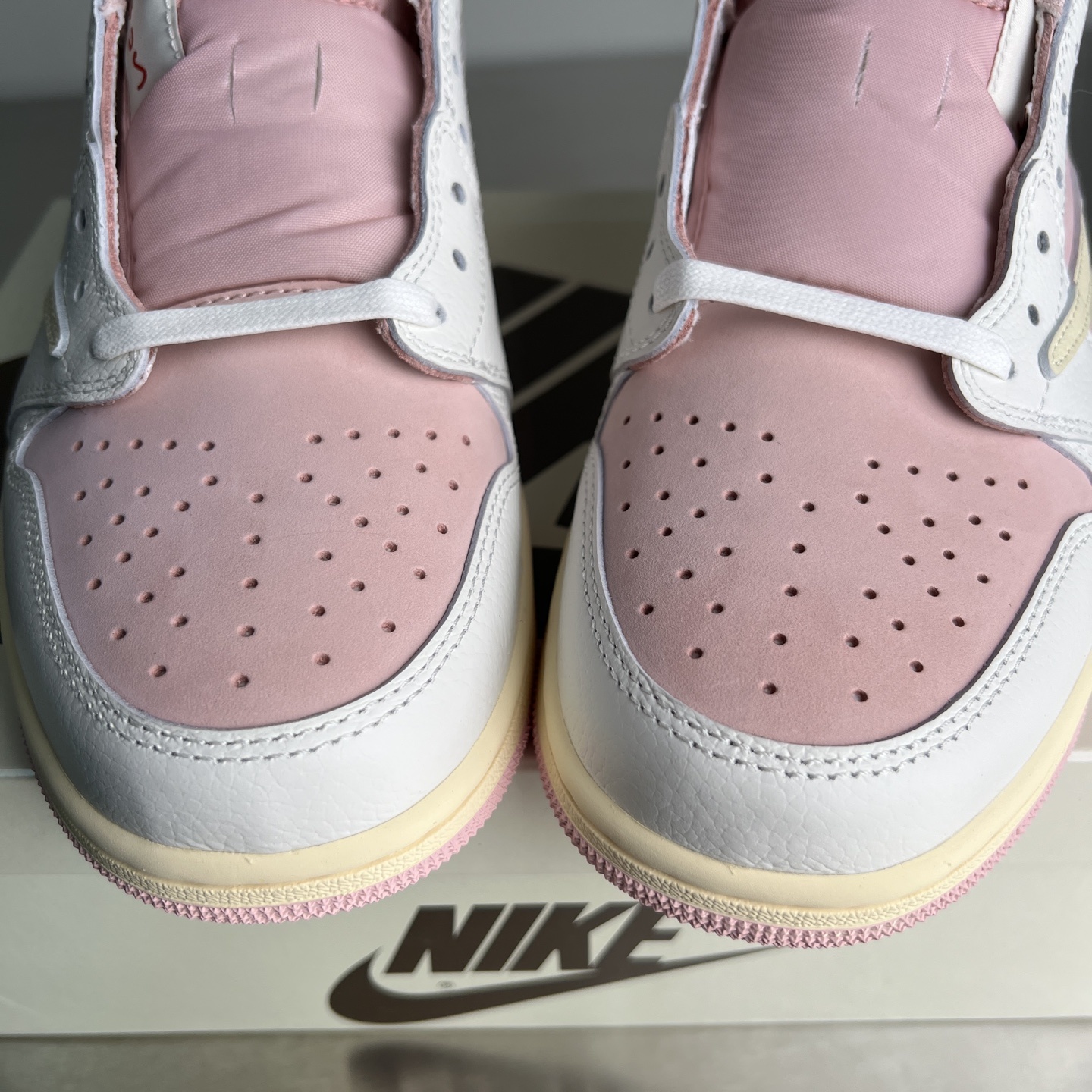 Nike Air Force 1 Low Grey / White detail view 3