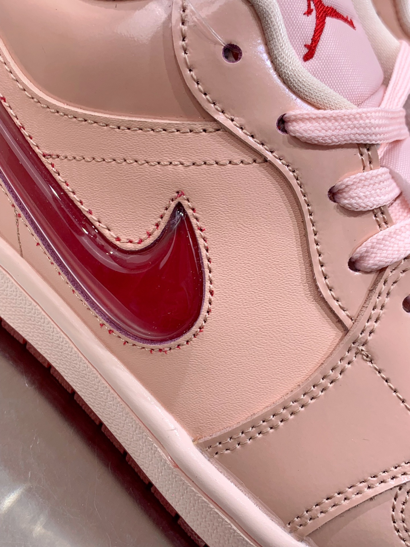 Nike Air Force 1 Low Pink / White detail view 1
