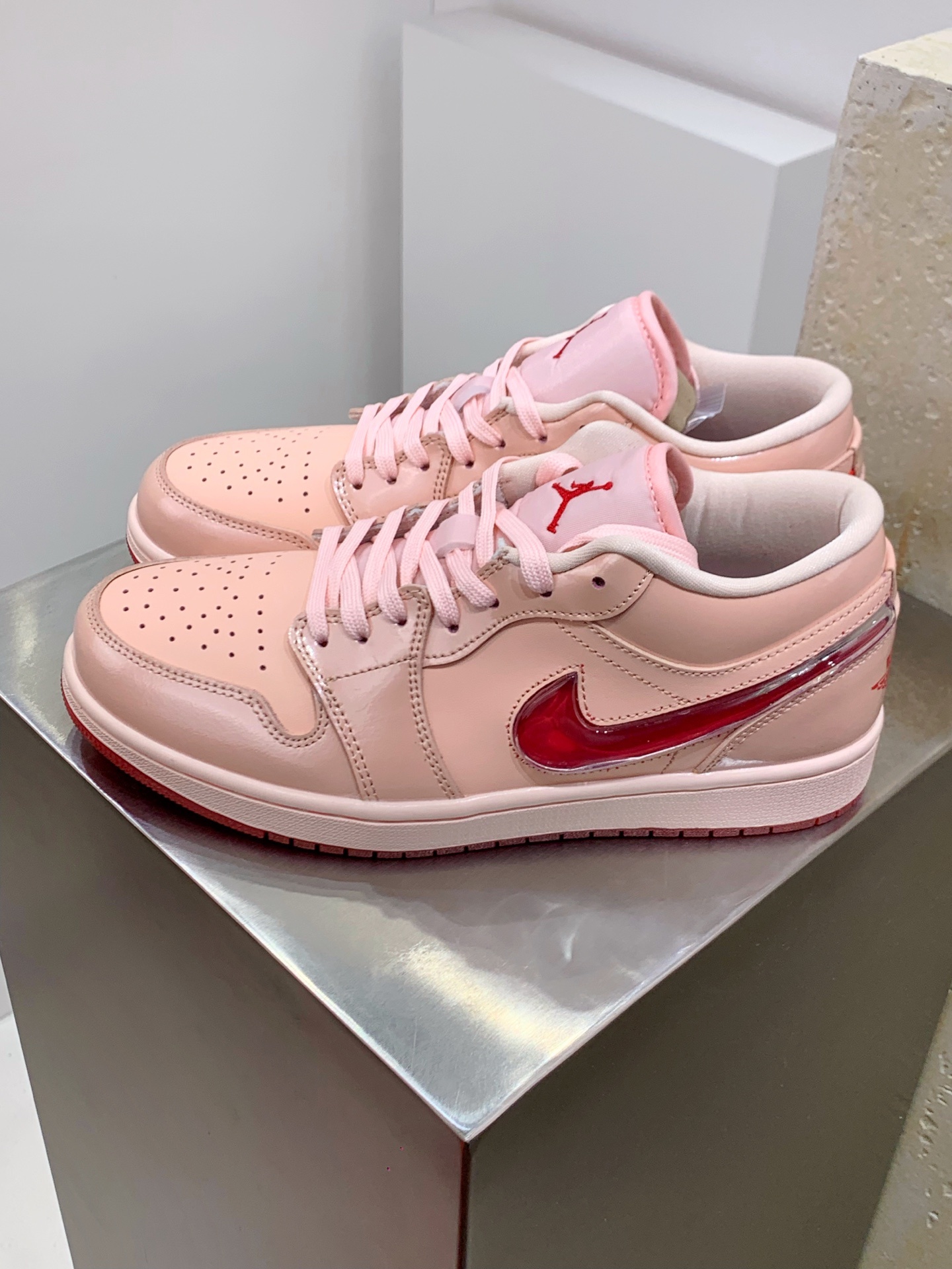 Nike Air Force 1 Low Pink / White detail view 8