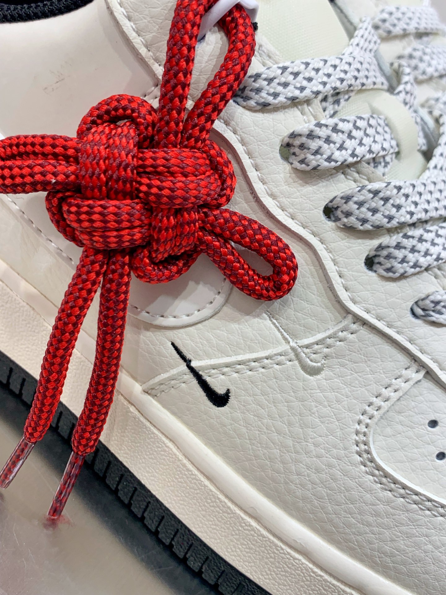 Nike Air Force 1 Low White / Grey detail view 1