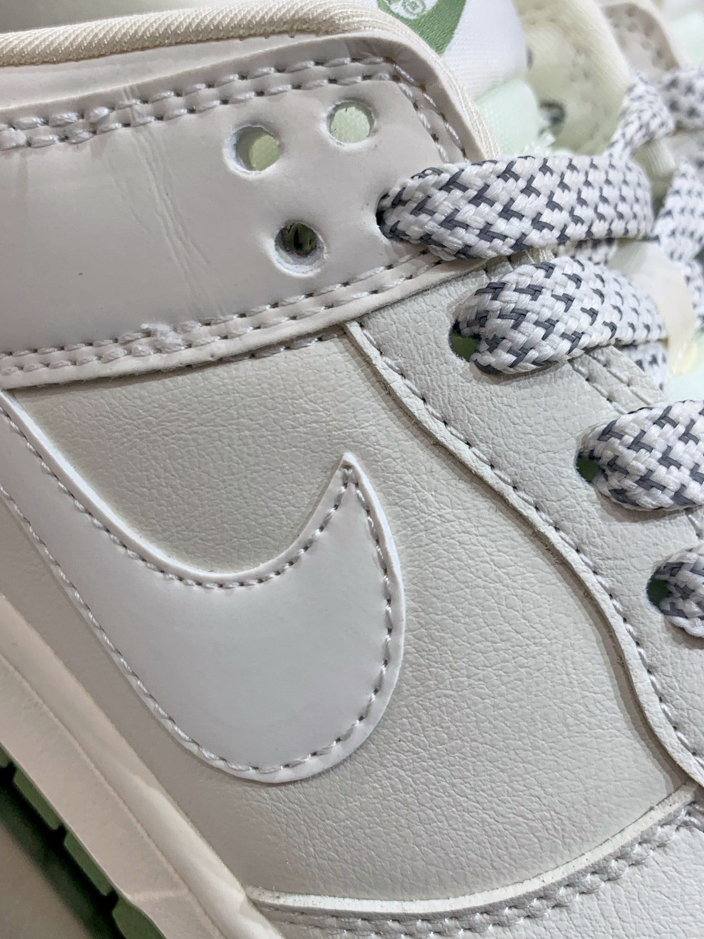 Nike Air Force 1 Low White / Grey detail view 1