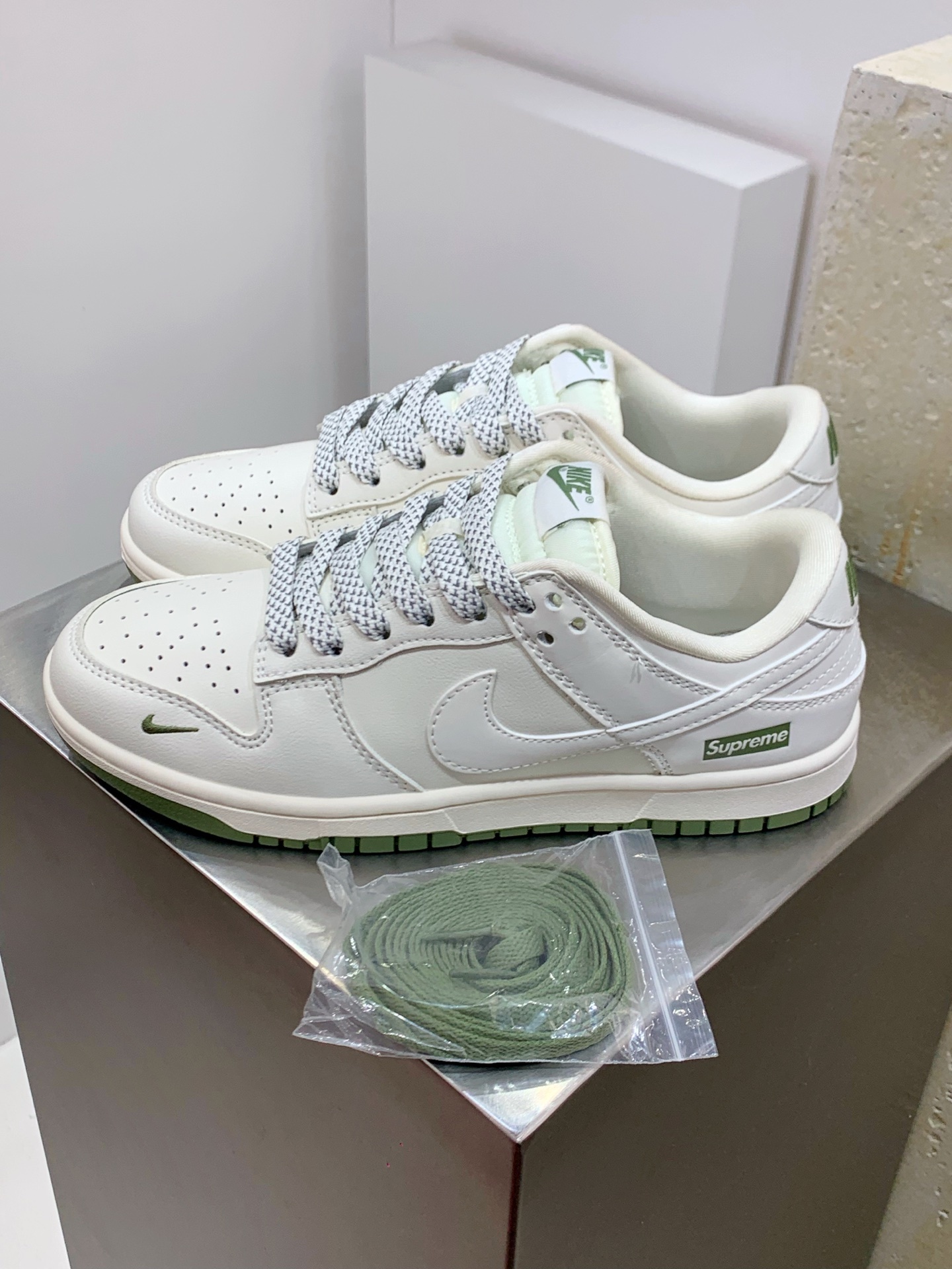 Nike Air Force 1 Low White / Grey detail view 8