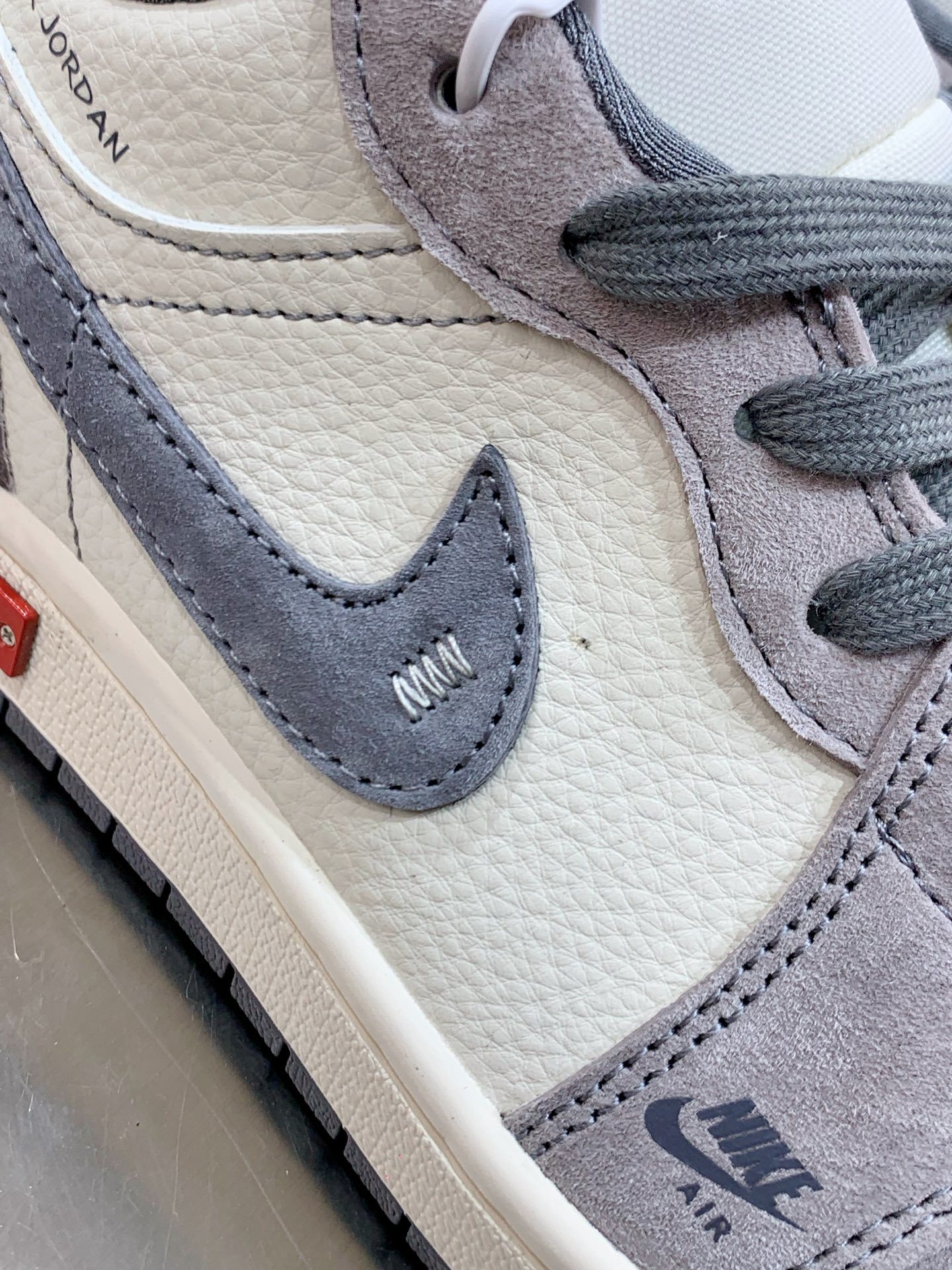 Nike Air Force 1 Low White / Grey detail view 1