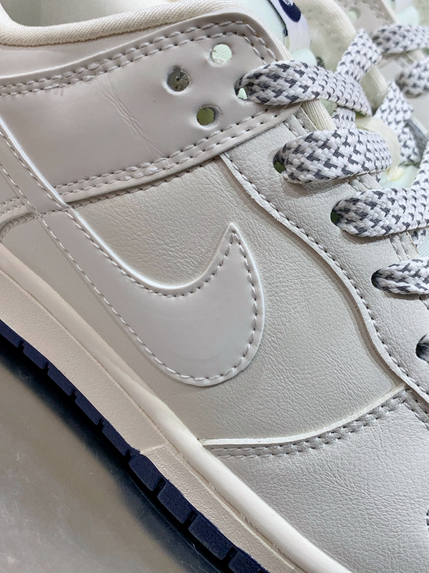 Nike Air Force 1 Low White / Grey detail view 1