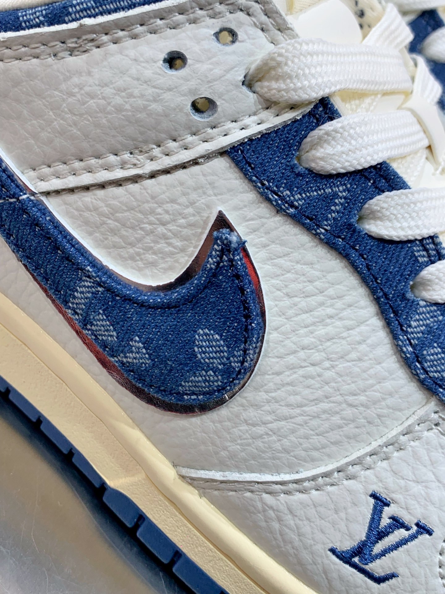 Nike Air Force 1 Low White / Grey detail view 1