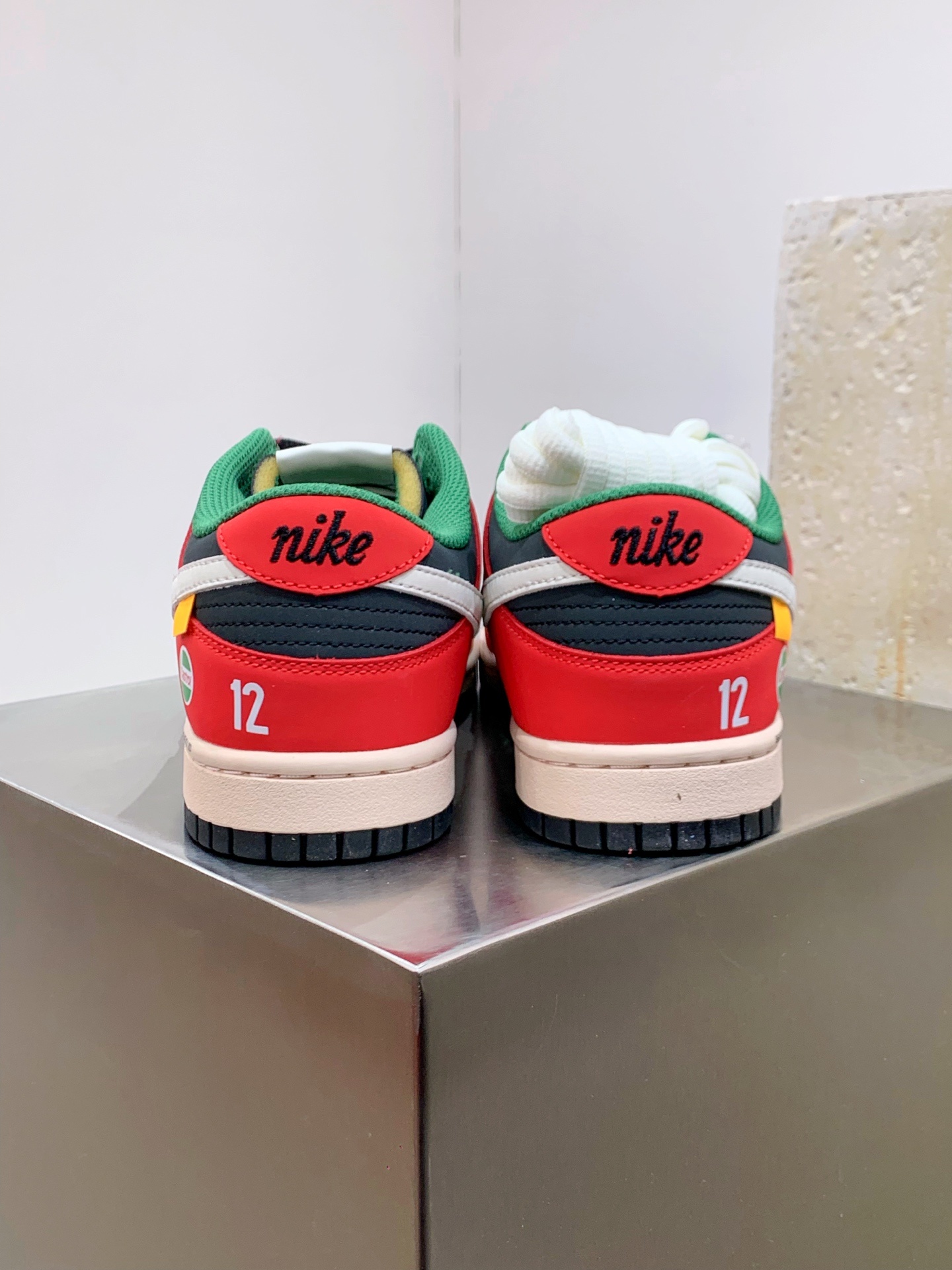 Nike Air Force 1 Low Green / Burgundy detail view 3