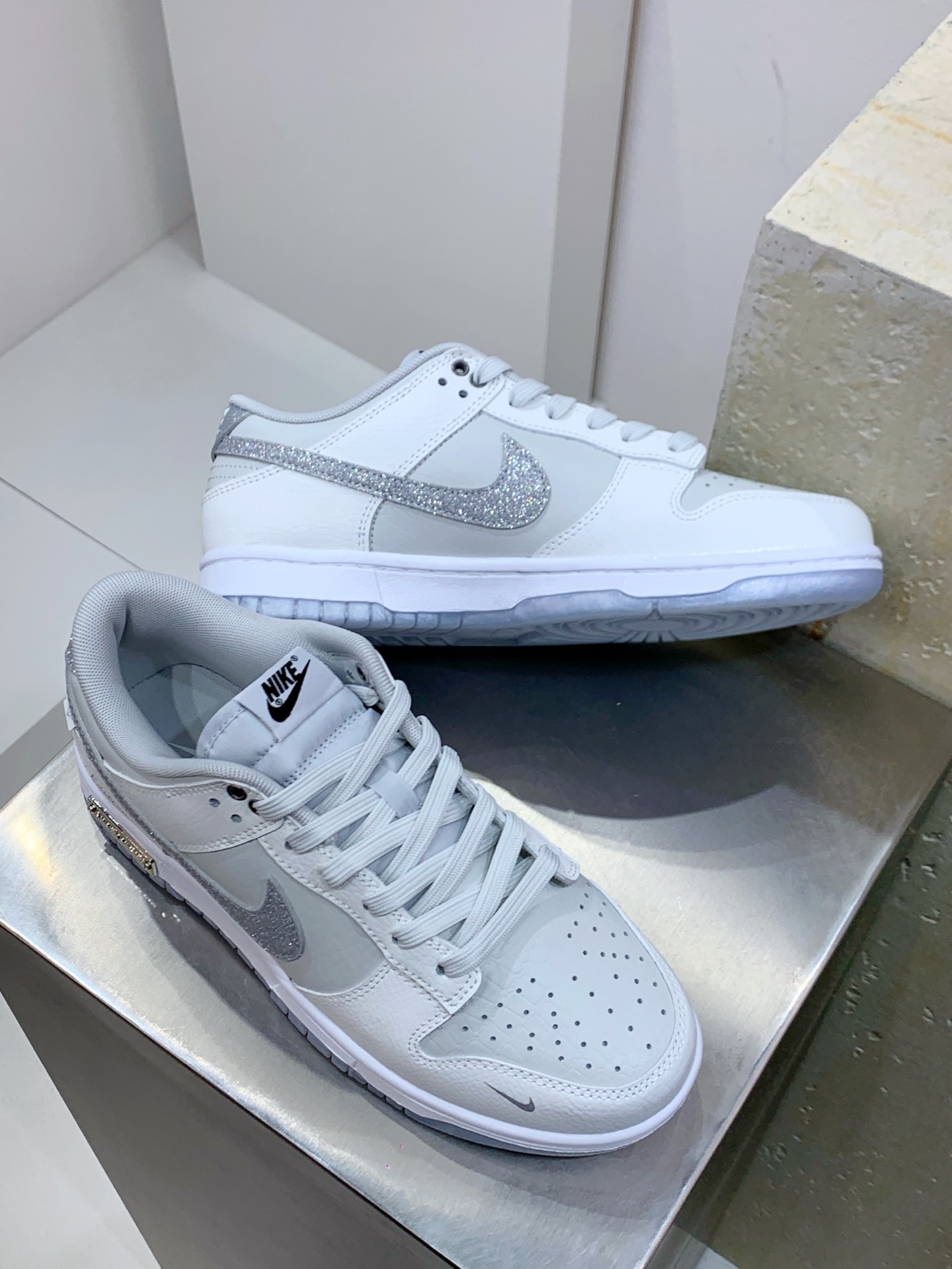 Nike Air Force 1 Low White / Blue detail view 7