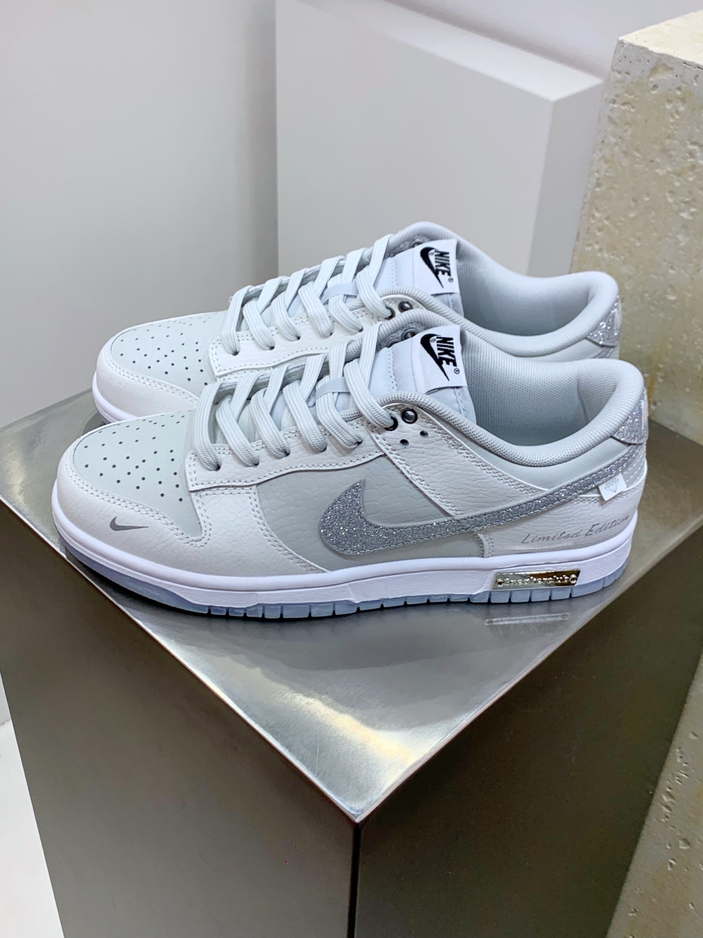 Nike Air Force 1 Low White / Blue detail view 8