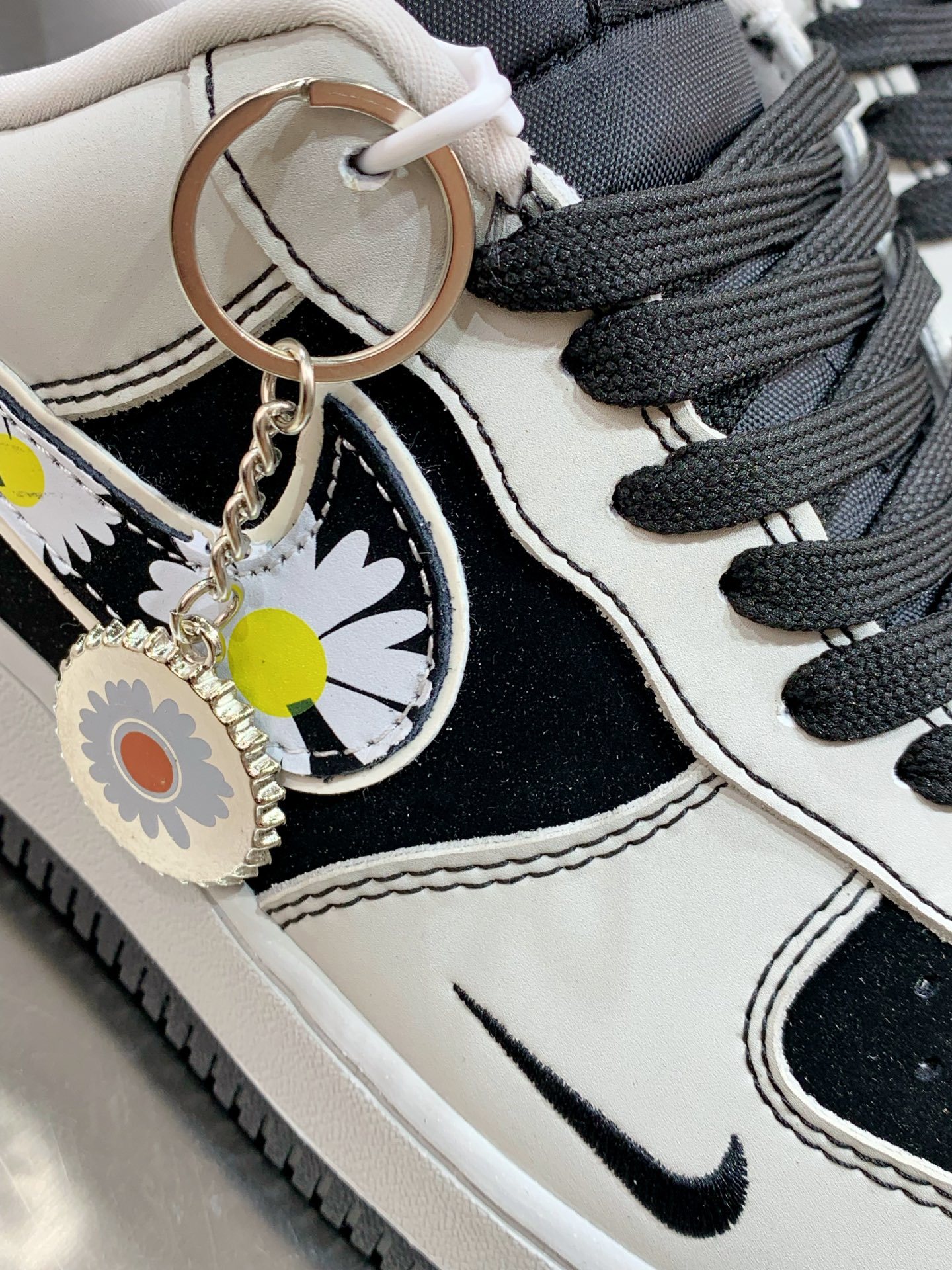 Nike Air Force 1 Low White / Black detail view 1
