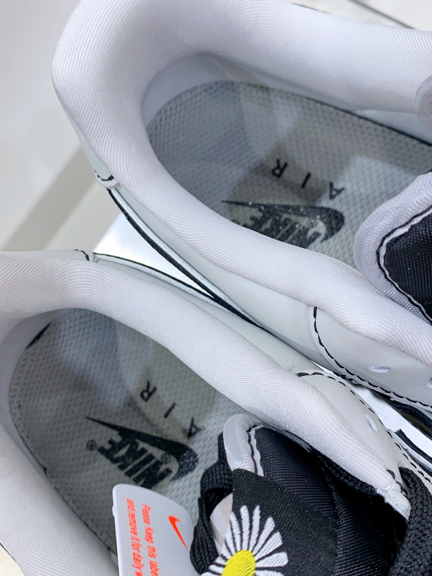 Nike Air Force 1 Low White / Black detail view 2