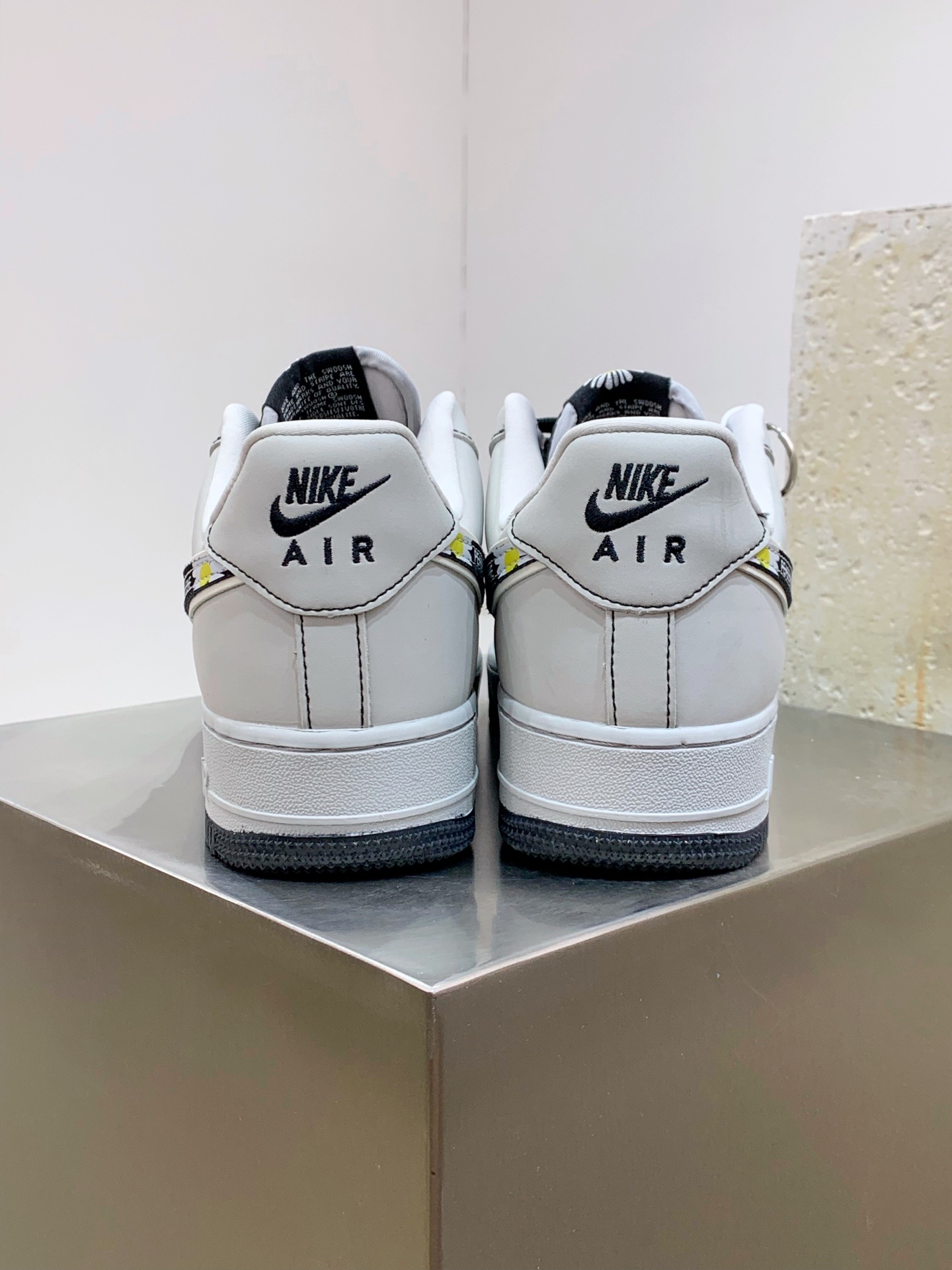 Nike Air Force 1 Low White / Black detail view 3