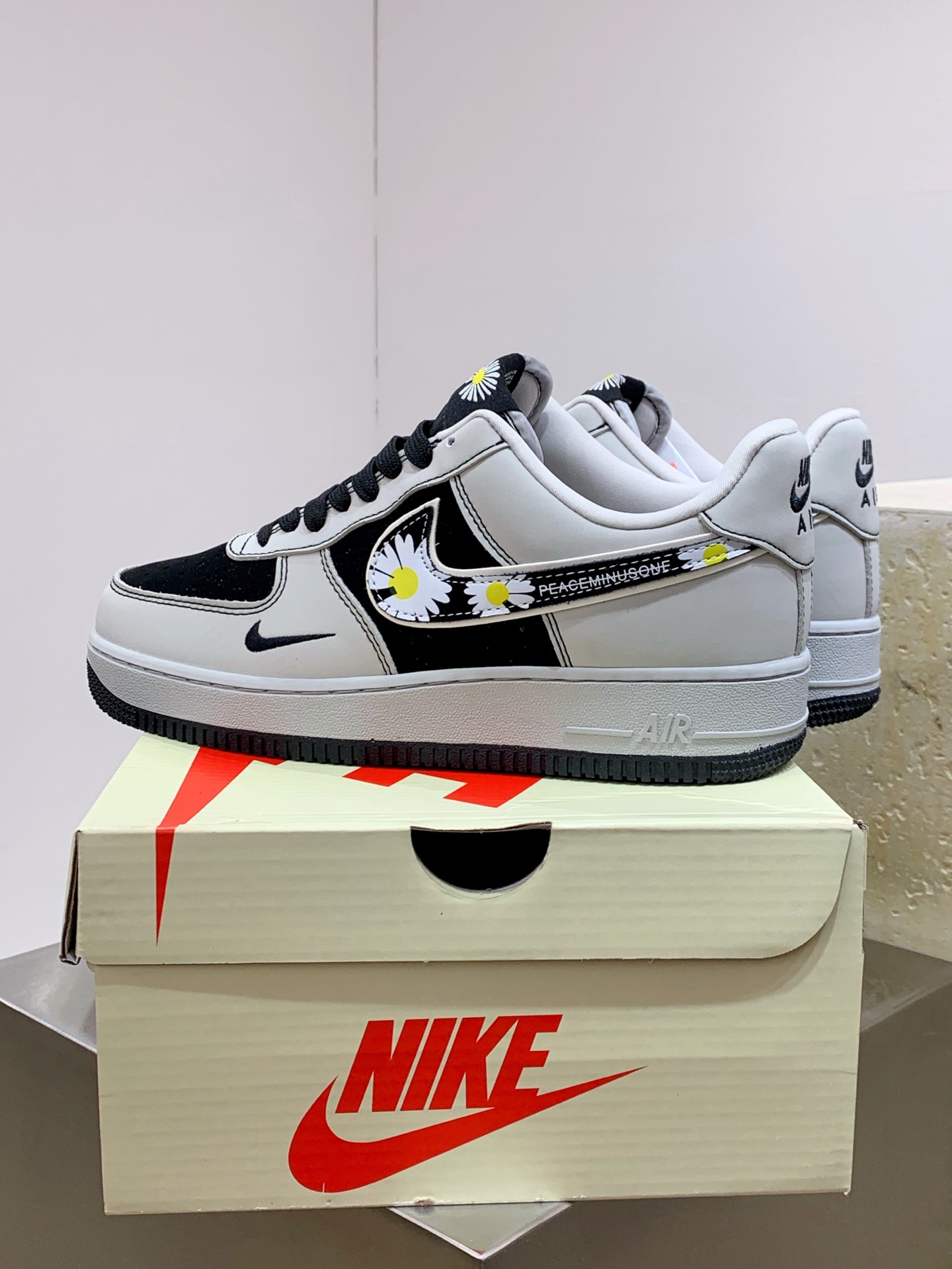 Nike Air Force 1 Low White / Black detail view 4