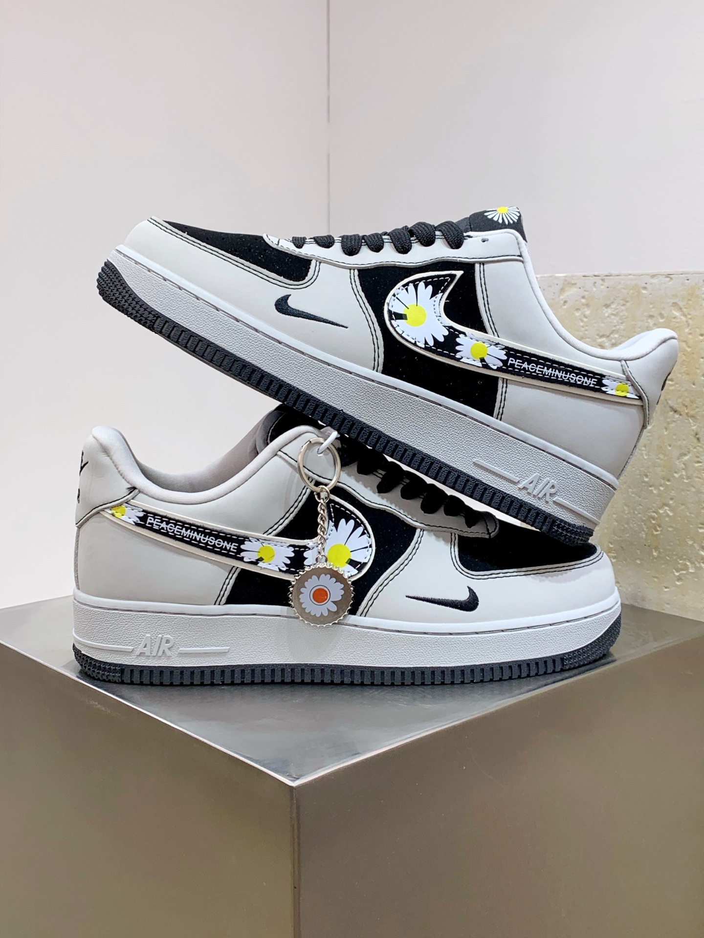 Nike Air Force 1 Low White / Black detail view 5
