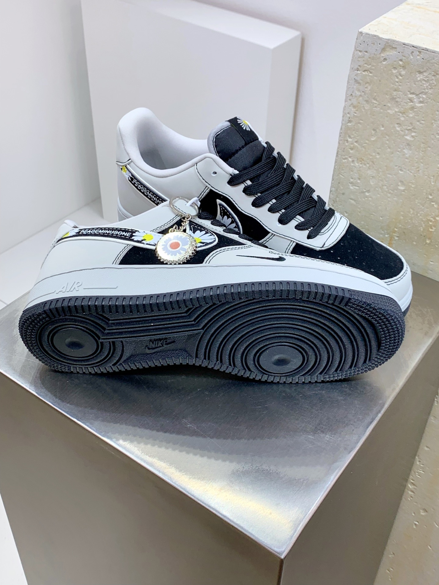 Nike Air Force 1 Low White / Black detail view 6