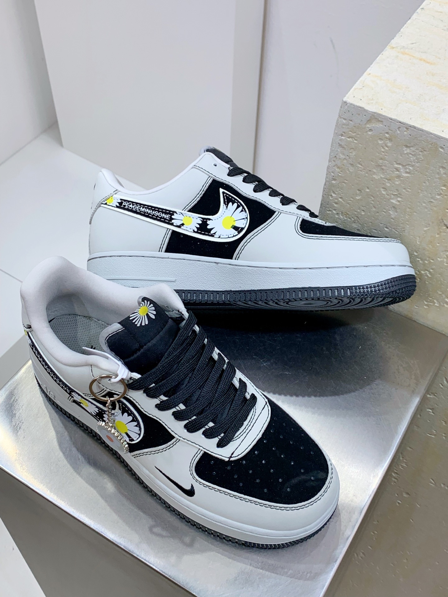 Nike Air Force 1 Low White / Black detail view 7