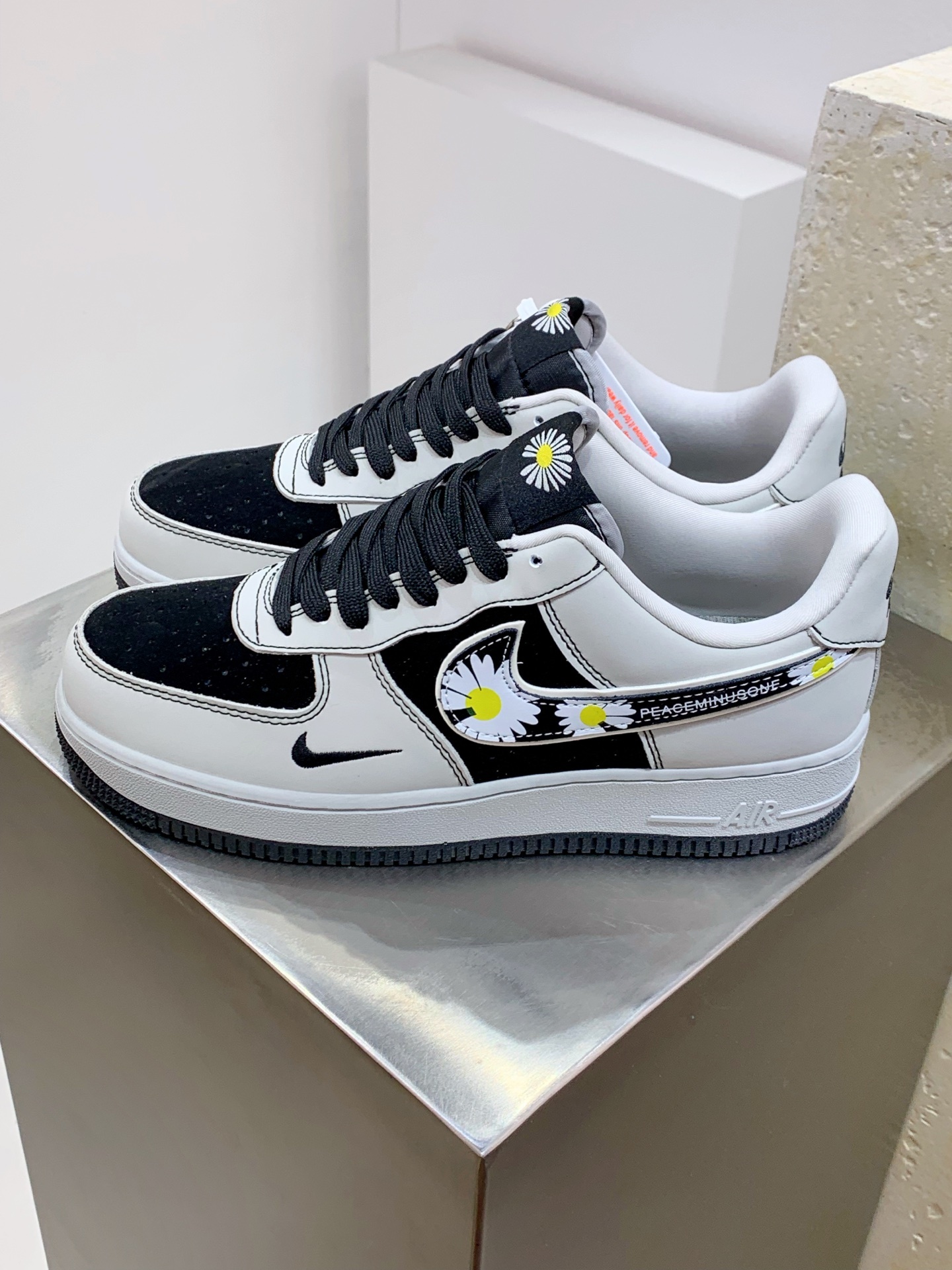 Nike Air Force 1 Low White / Black detail view 8