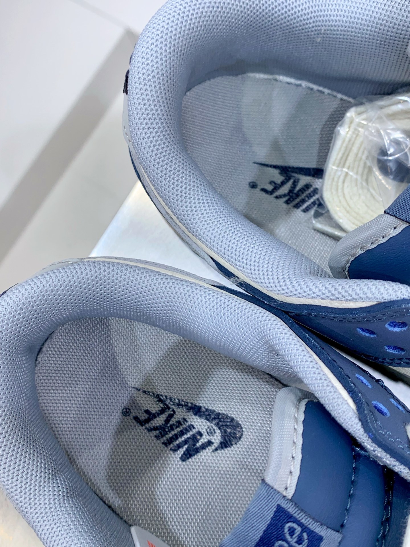 Nike Air Force 1 Low White / Blue detail view 2