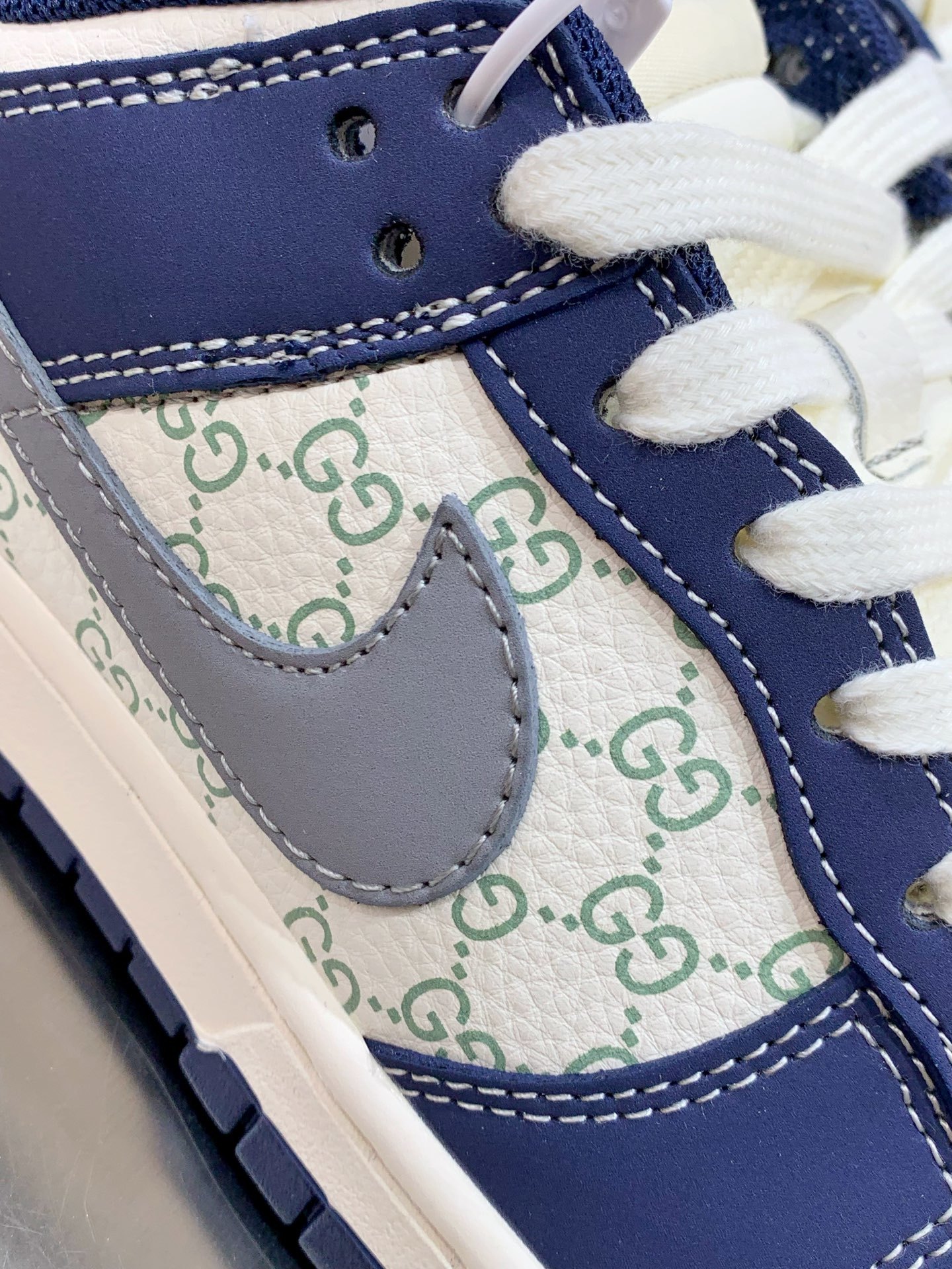Nike Air Force 1 Low White / Blue detail view 1