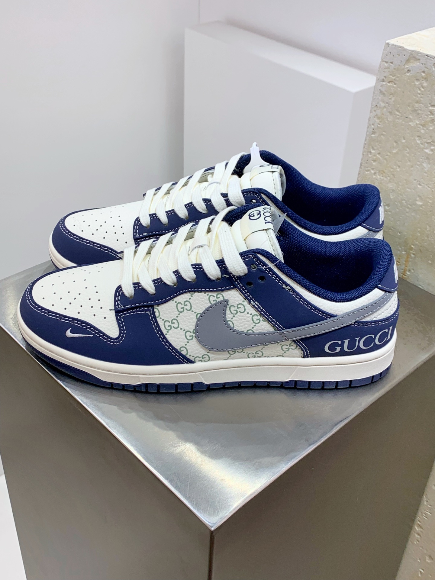Nike Air Force 1 Low White / Blue detail view 8