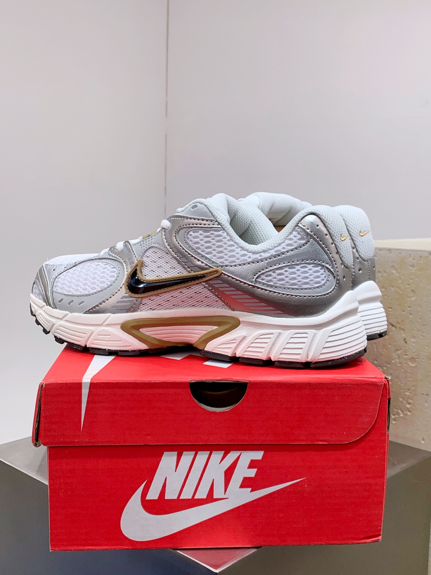 Nike P-6000 White / Grey detail view 4