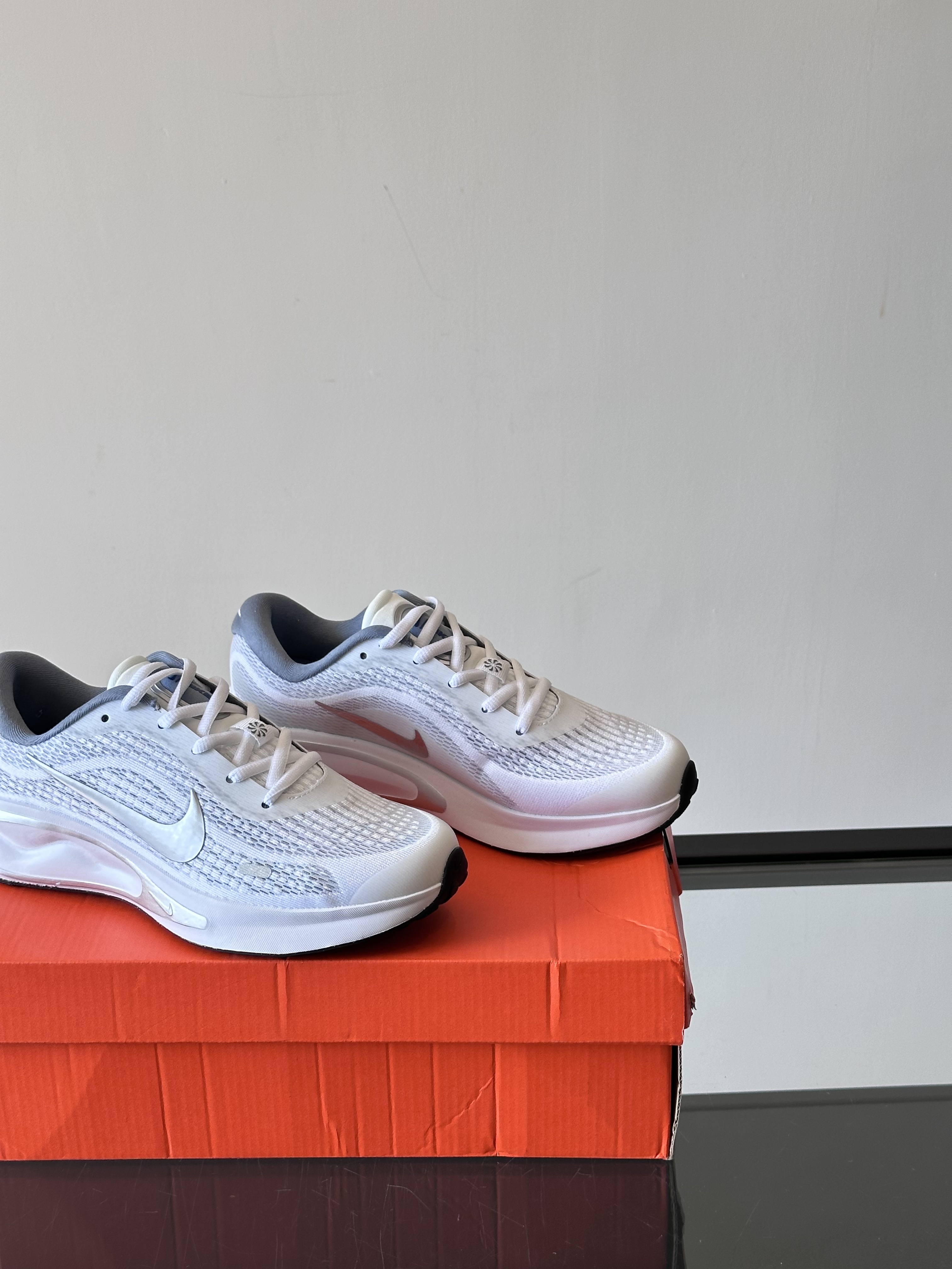 Nike Air Max 95 White / Burgundy detail view 1